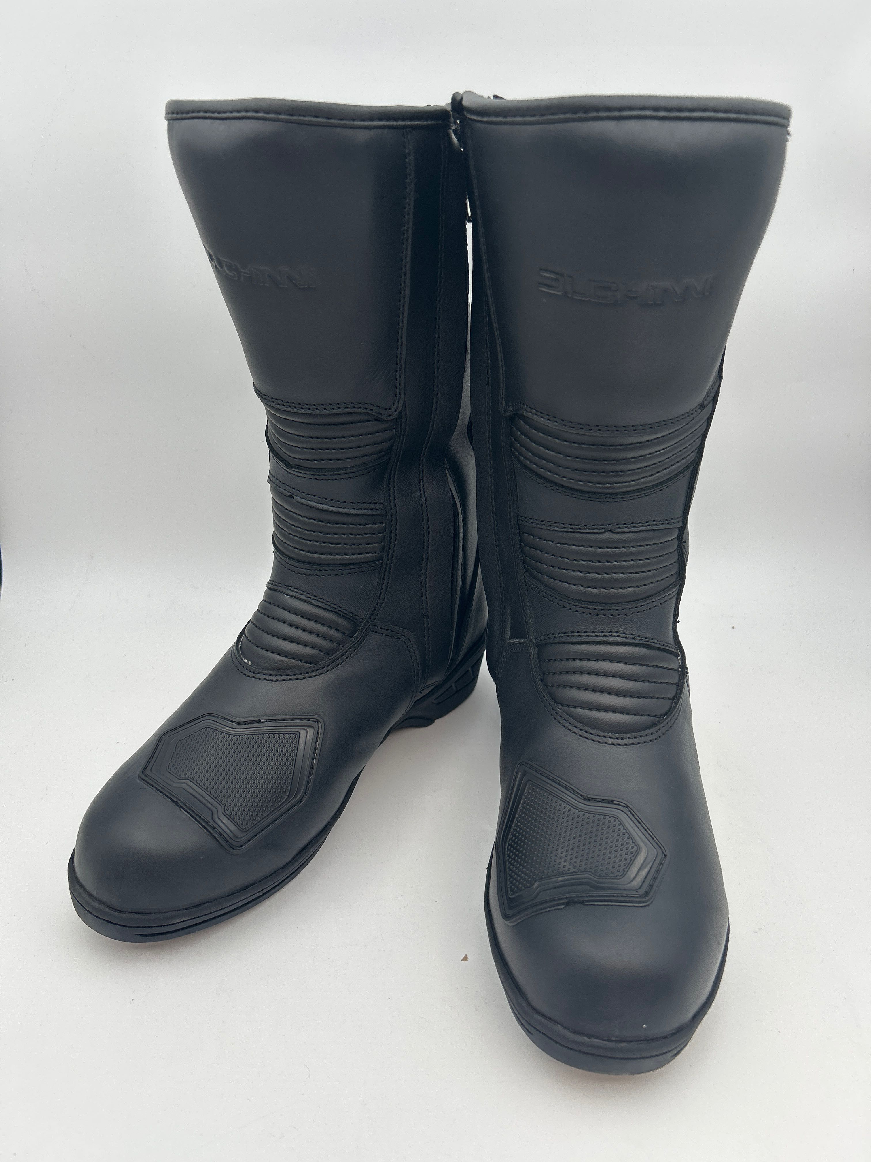 Billede fra myndighedens meddelelse af det tilbagekaldte produkt DUCHINNI NEBULA WOMEN'S BOOTS. Årsag: OKTILTAG.