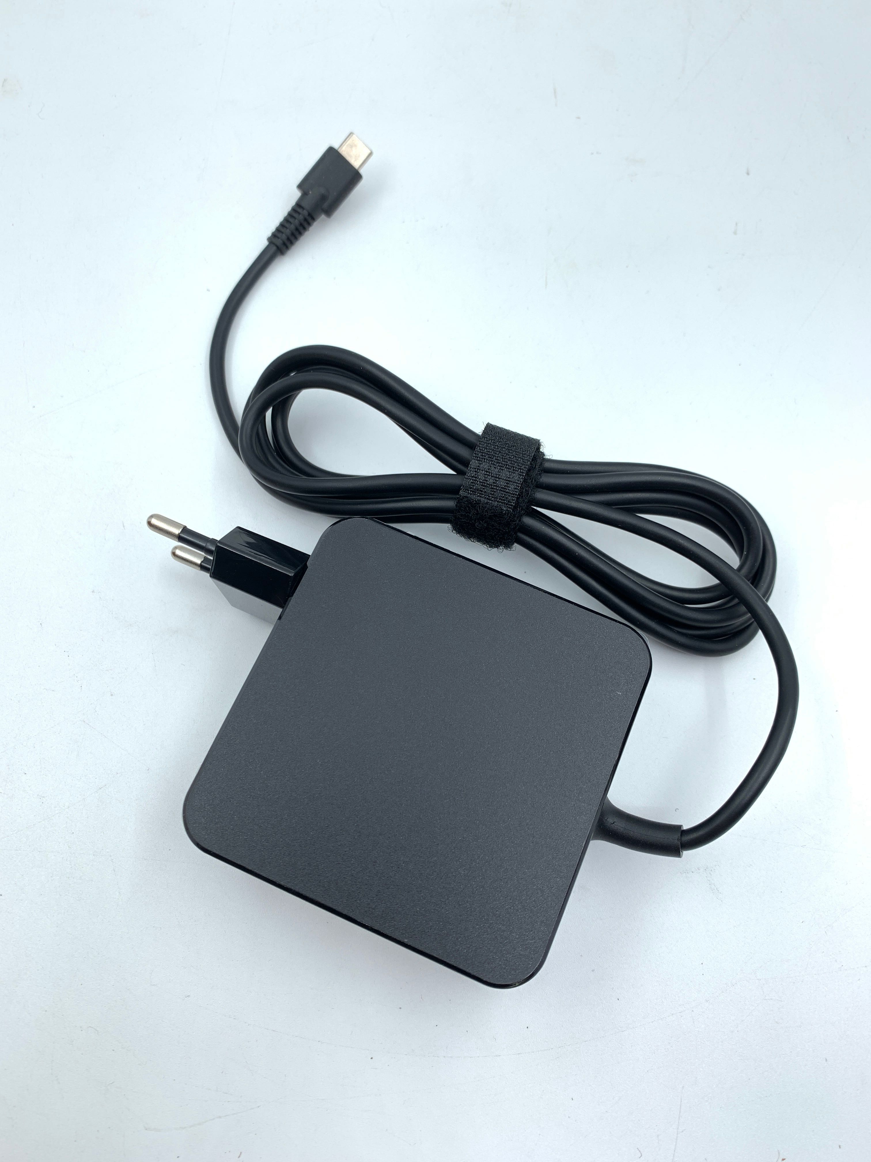 Billede fra myndighedens meddelelse af det tilbagekaldte produkt 65W 20V3.25A USB C Type C phone Laptop Charger Power Adapter For MacBook ASUS ZenBook AC power adapter. Årsag: OKTILTAG.