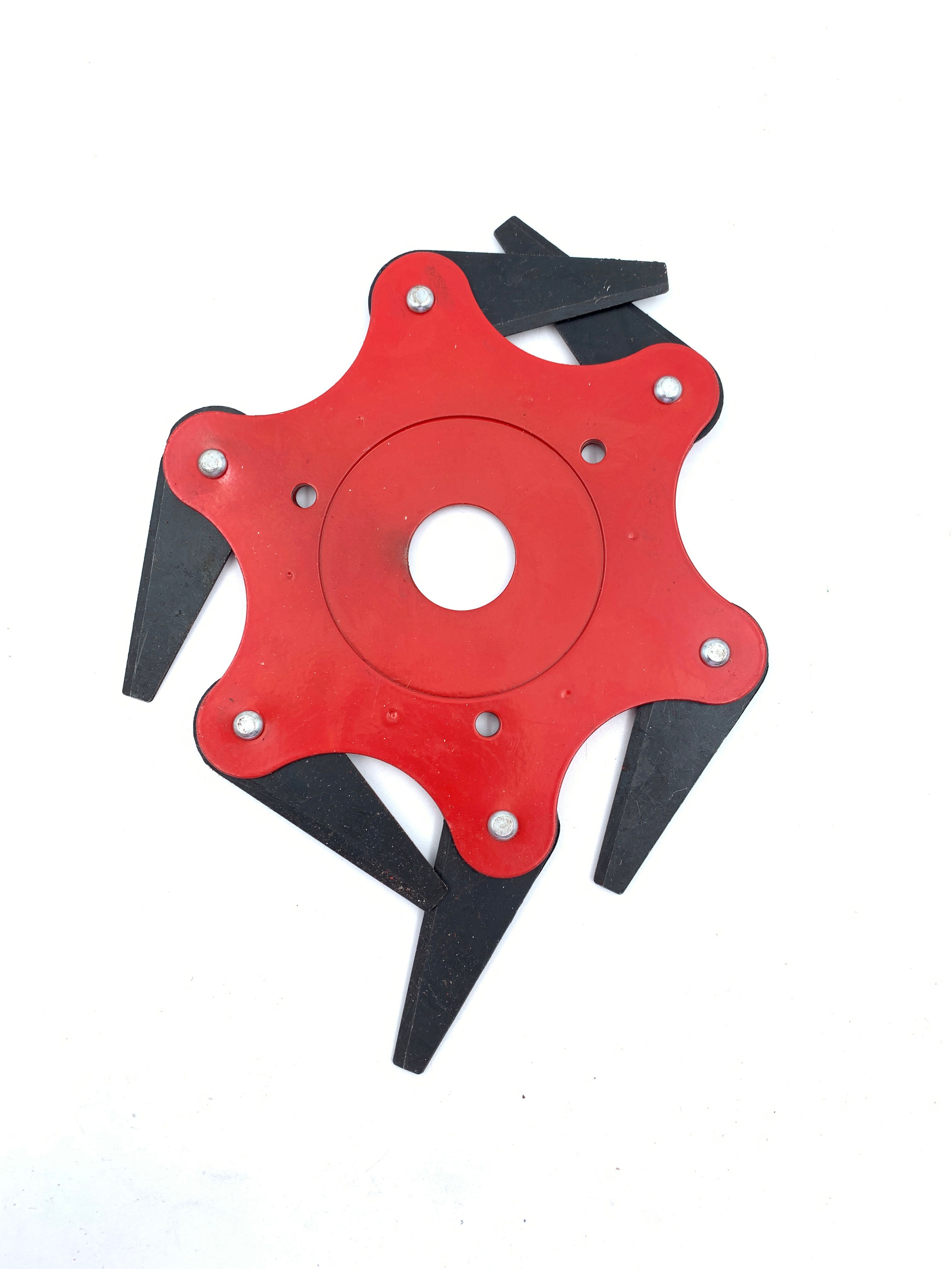 Billede fra myndighedens meddelelse af det tilbagekaldte produkt Best Quality 6 Blade Brush cutters Spare Parts 245mm Metal Blade Grass Trimmer. Årsag: OKTILTAG.