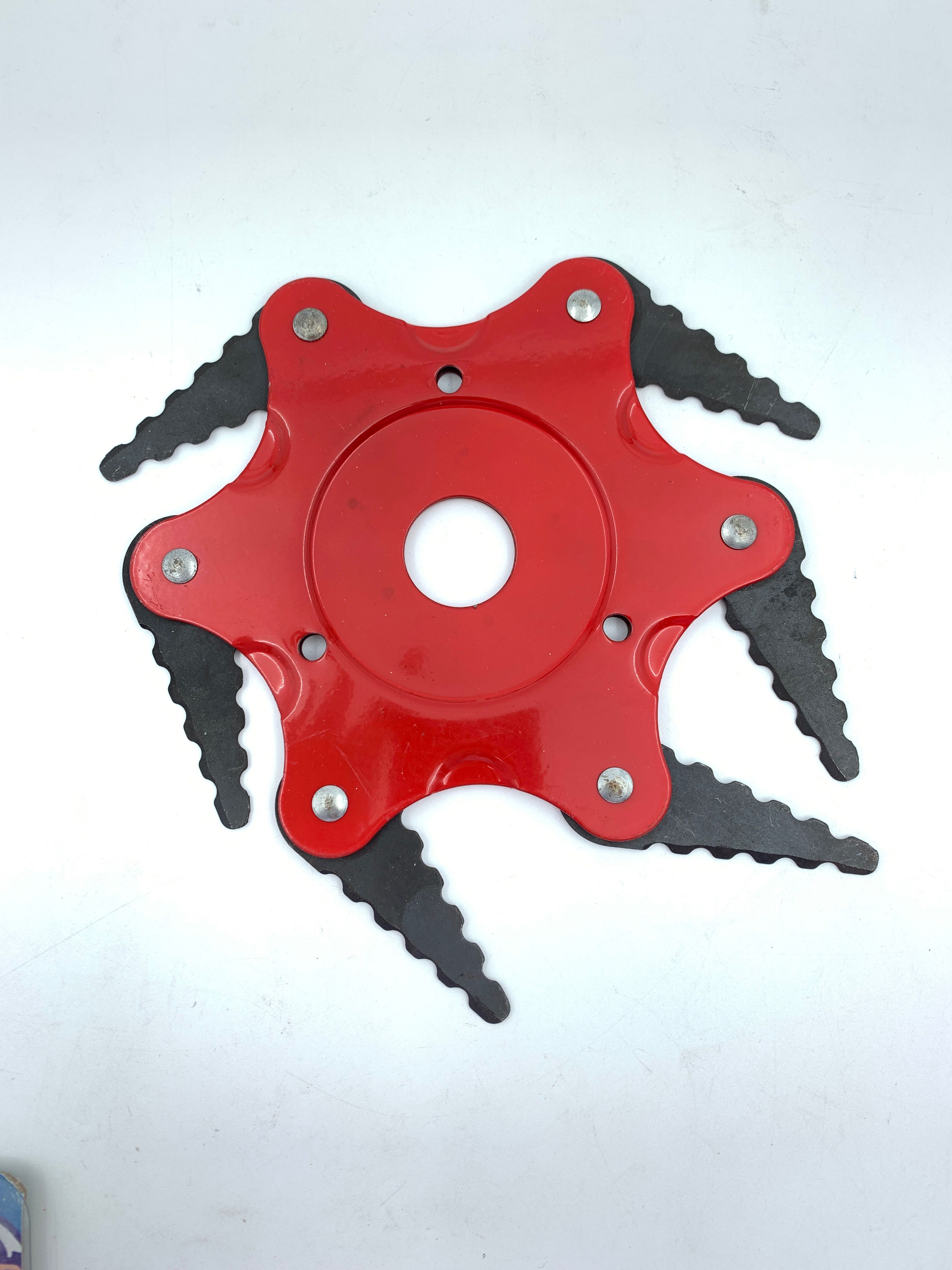 Billede fra myndighedens meddelelse af det tilbagekaldte produkt Universal String Trimmer Head 6T Steel Blade Lawn Mower Grass Trimmer Cutter. Årsag: OKTILTAG.