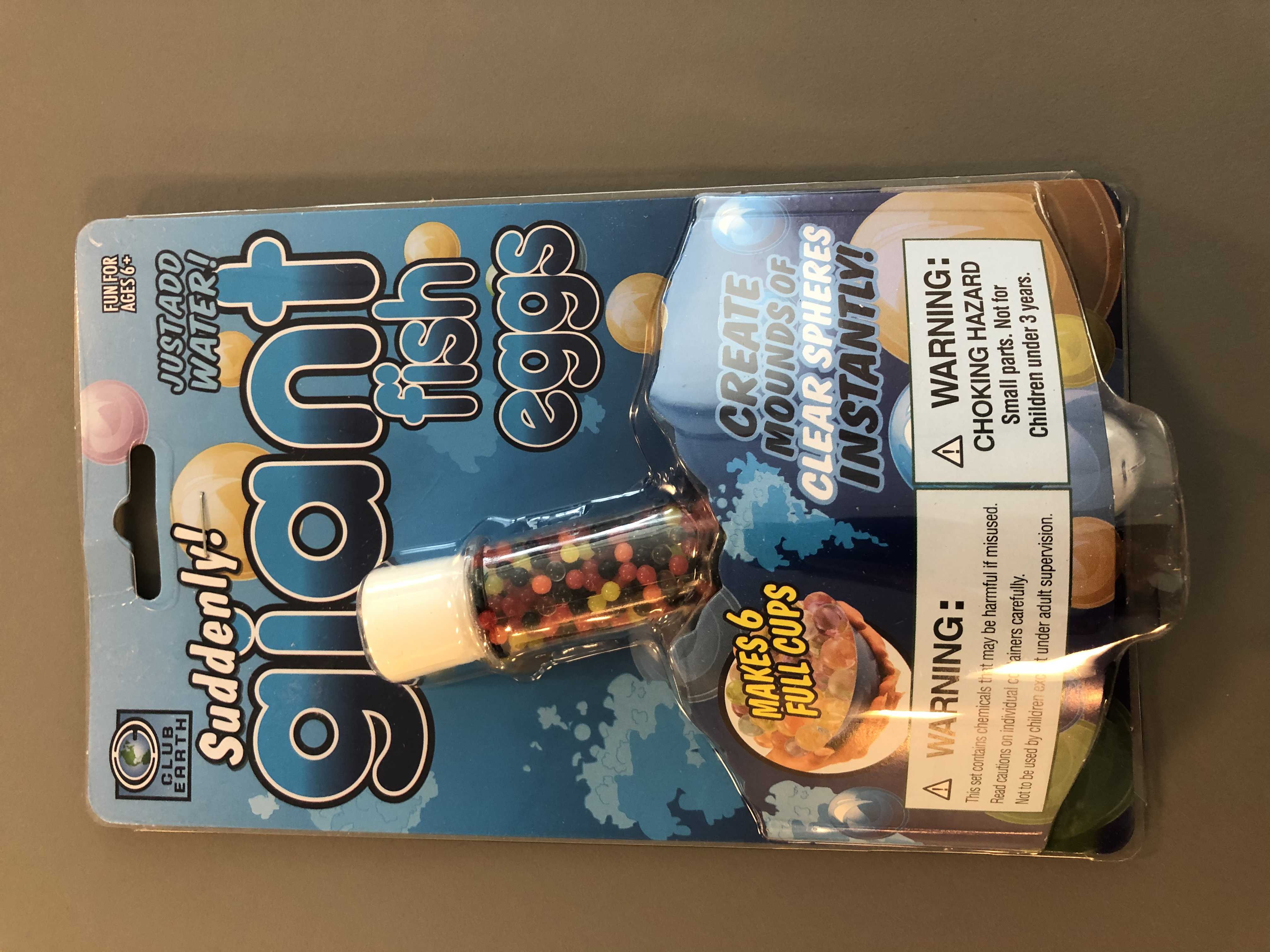 Billede fra myndighedens meddelelse af det tilbagekaldte produkt Play Visions - Water Beads - Suddenly Giant Fish Sensory Eggs - Create Mounds Of Clear Spheres INSTANTLY - Makes 6 Full Cups Of Water Marbles. Årsag: OVERTRÆD.