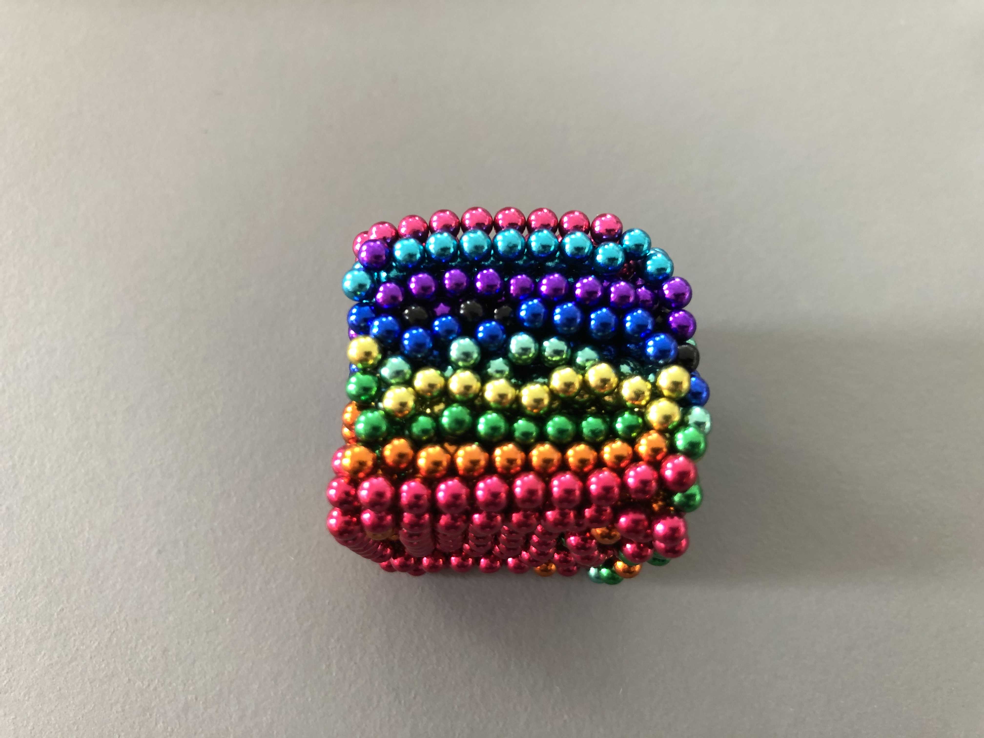 Billede fra myndighedens meddelelse af det tilbagekaldte produkt 1000 pcs 3mm 5mm Magnetiske puslespil Magnetiske kugler Byggeklodser Superkraftige neodym-magneter Neodymmagnet Magnetiske puslespil Magnetisk Stress og angstlindring Kontor Skrivebord Legetøj. Årsag: OKTILTAG.