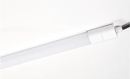 Billede fra myndighedens meddelelse af det tilbagekaldte produkt SLIM LED Armatur, 2400253, 60CM 4000K, 1725LM, 15W, 230V, IP65. Årsag: OVERTRÆD.