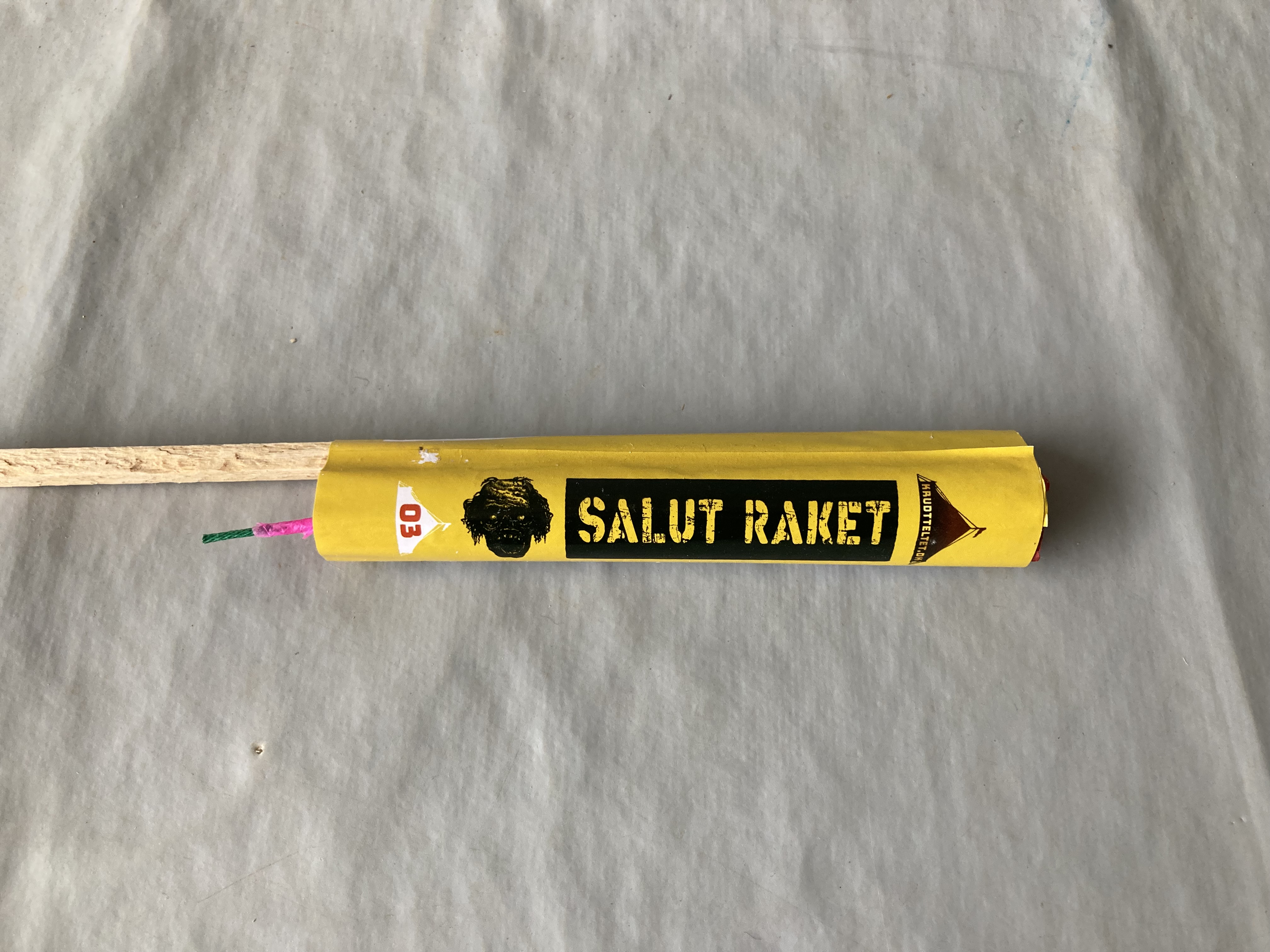 Billede fra myndighedens meddelelse af det tilbagekaldte produkt Salut Raket 03. Årsag: OVERTRÆD.