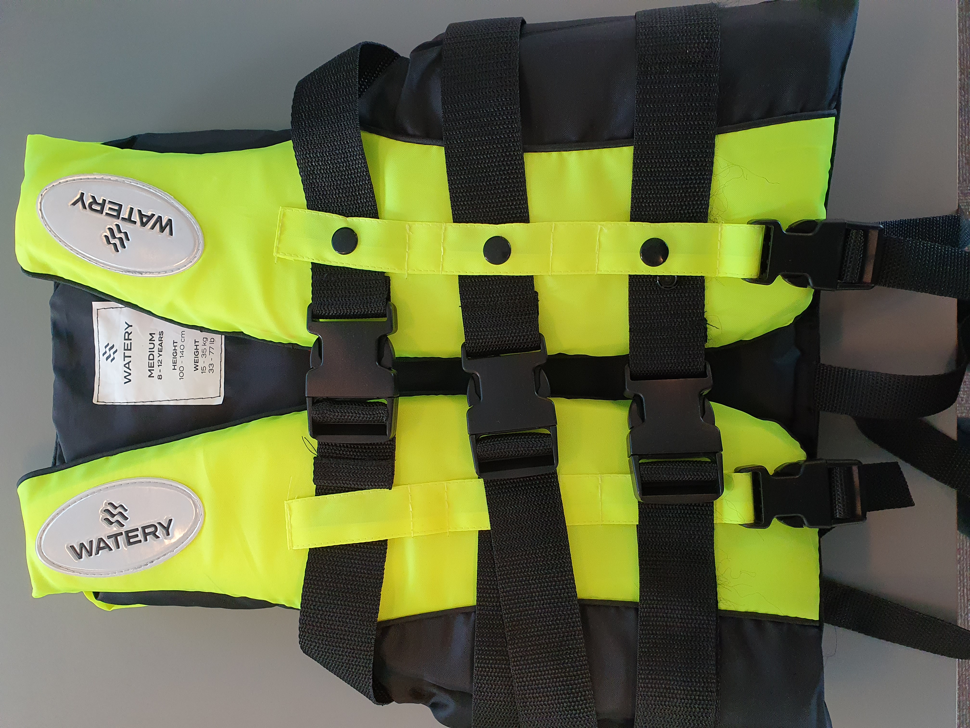 Billede fra myndighedens meddelelse af det tilbagekaldte produkt Simple Life Vest Yellow. Årsag: OKTILTAG.
