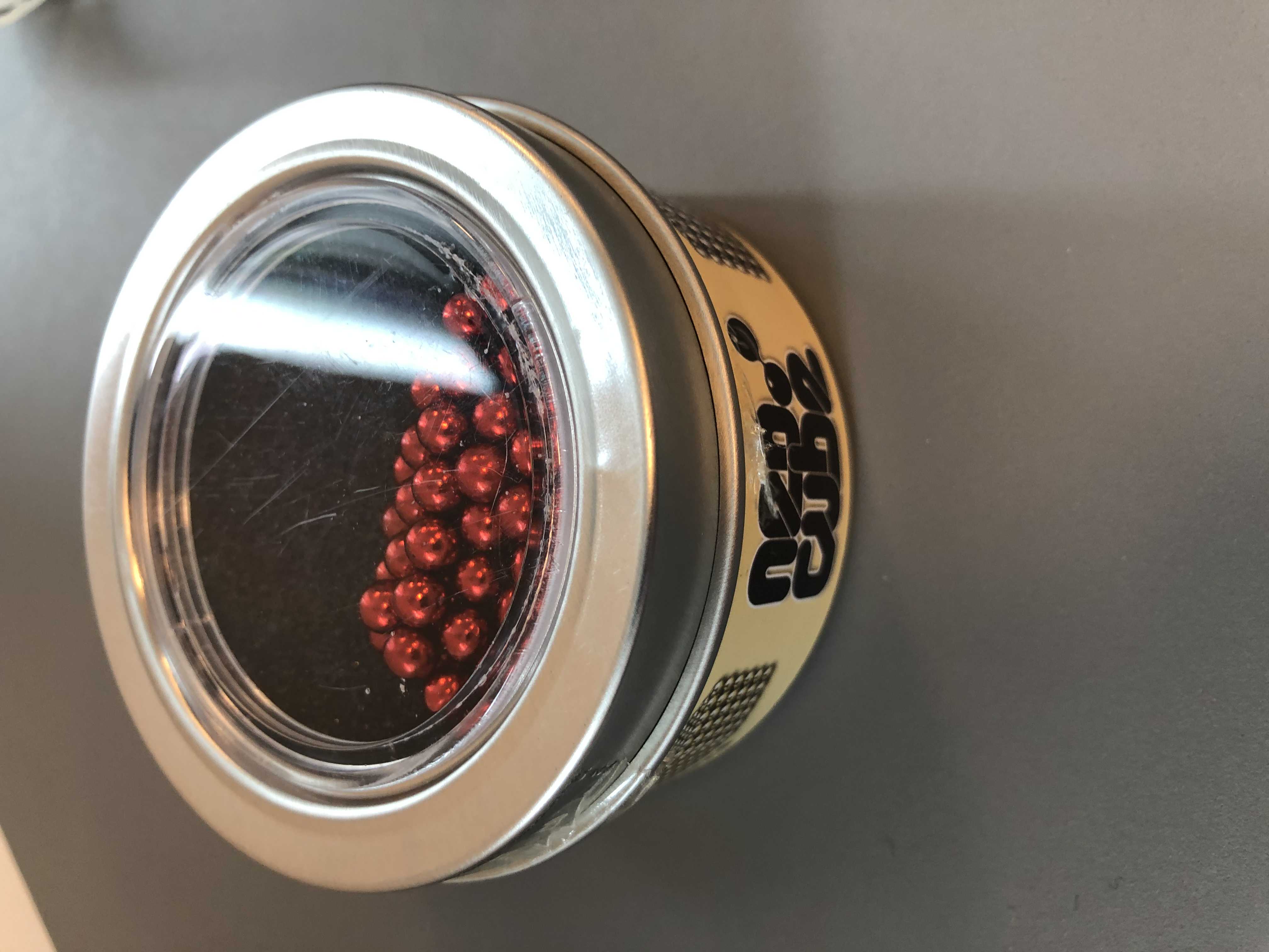 Billede fra myndighedens meddelelse af det tilbagekaldte produkt Neocube Magnet Metal Box Red 5110. Årsag: OVERTRÆD.