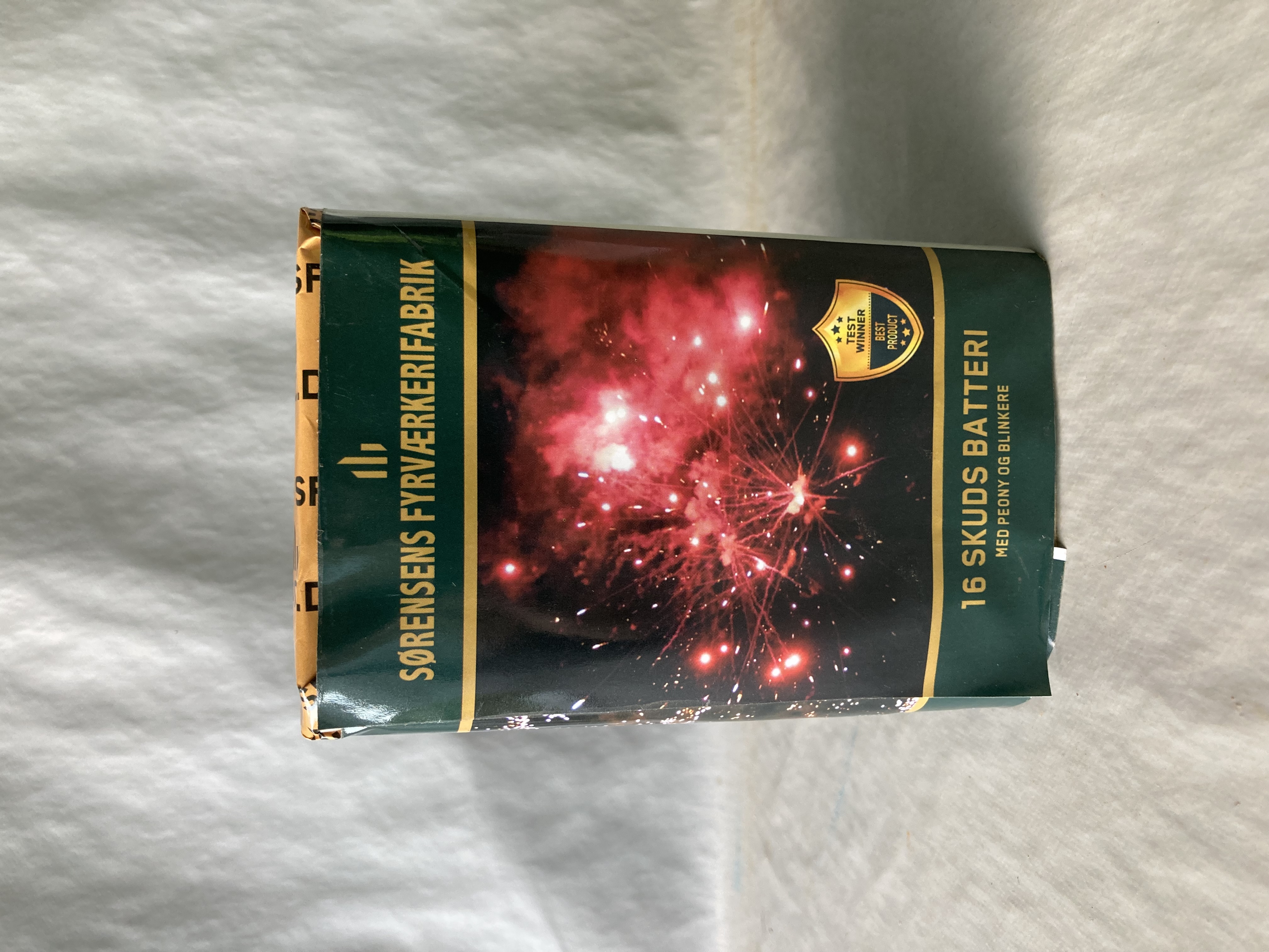 Billede fra myndighedens meddelelse af det tilbagekaldte produkt NYE - 16 Skuds batteri, CE-reg. nr. 1008-F2-69246957, vare nr. 9006, batch nr. 2022-01, NEM 120 g. Årsag: OVERTRÆD.