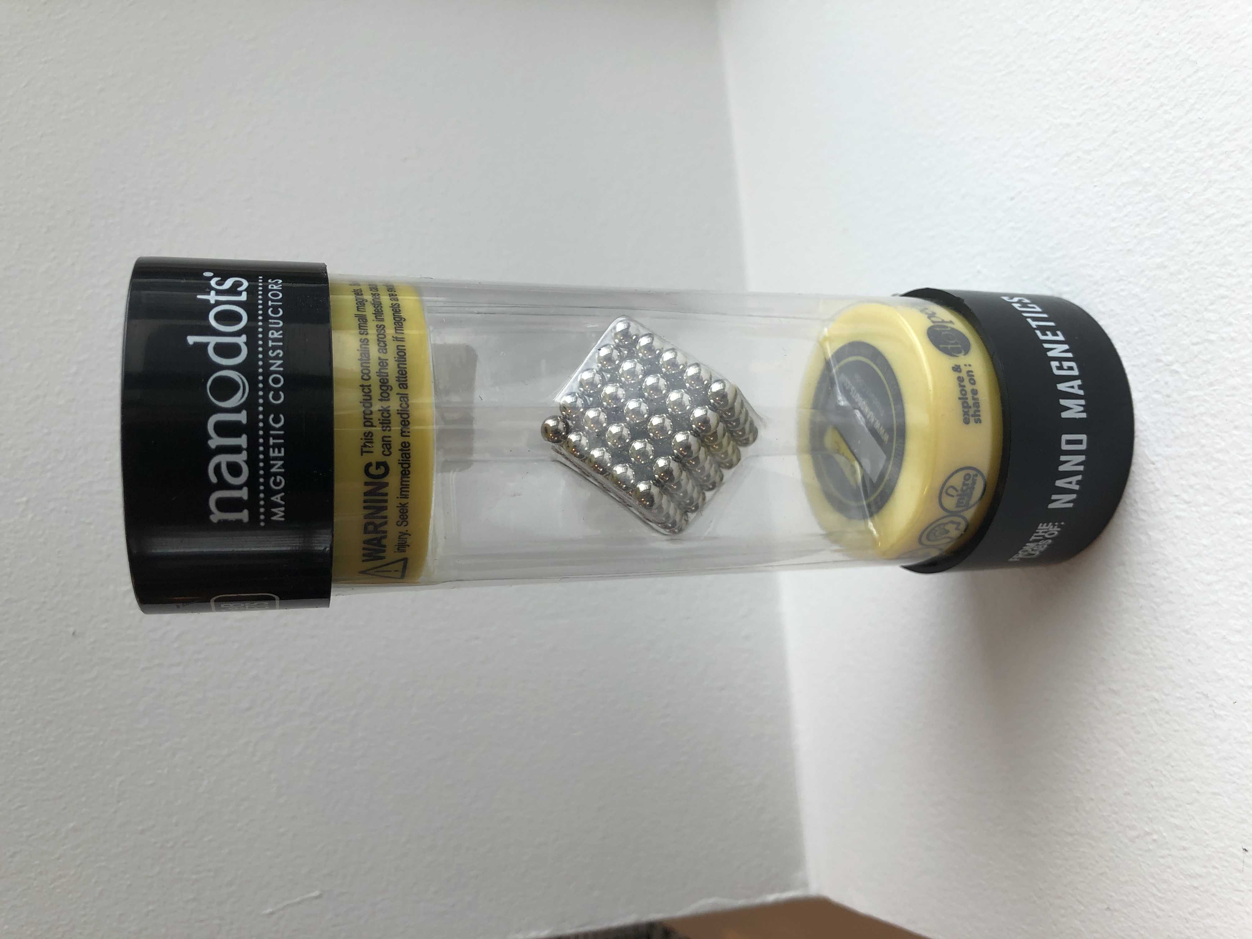 Billede fra myndighedens meddelelse af det tilbagekaldte produkt Nanodots Magnetkugler. Årsag: OVERTRÆD.