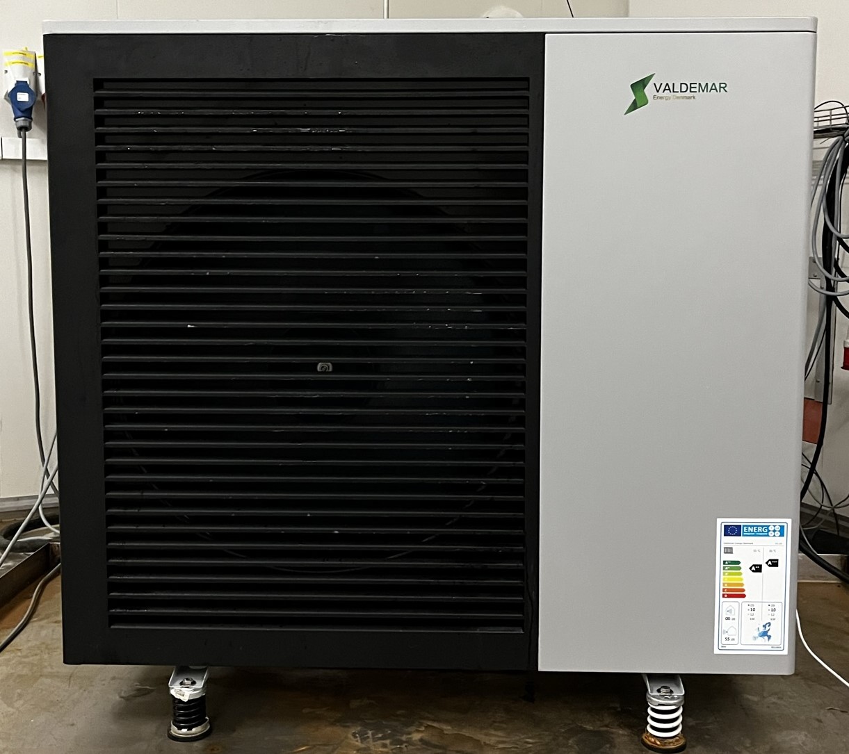Billede fra myndighedens meddelelse af det tilbagekaldte produkt Air to Water heat pump, Valdemar Energy Denmark. Årsag: OVERTRÆD.