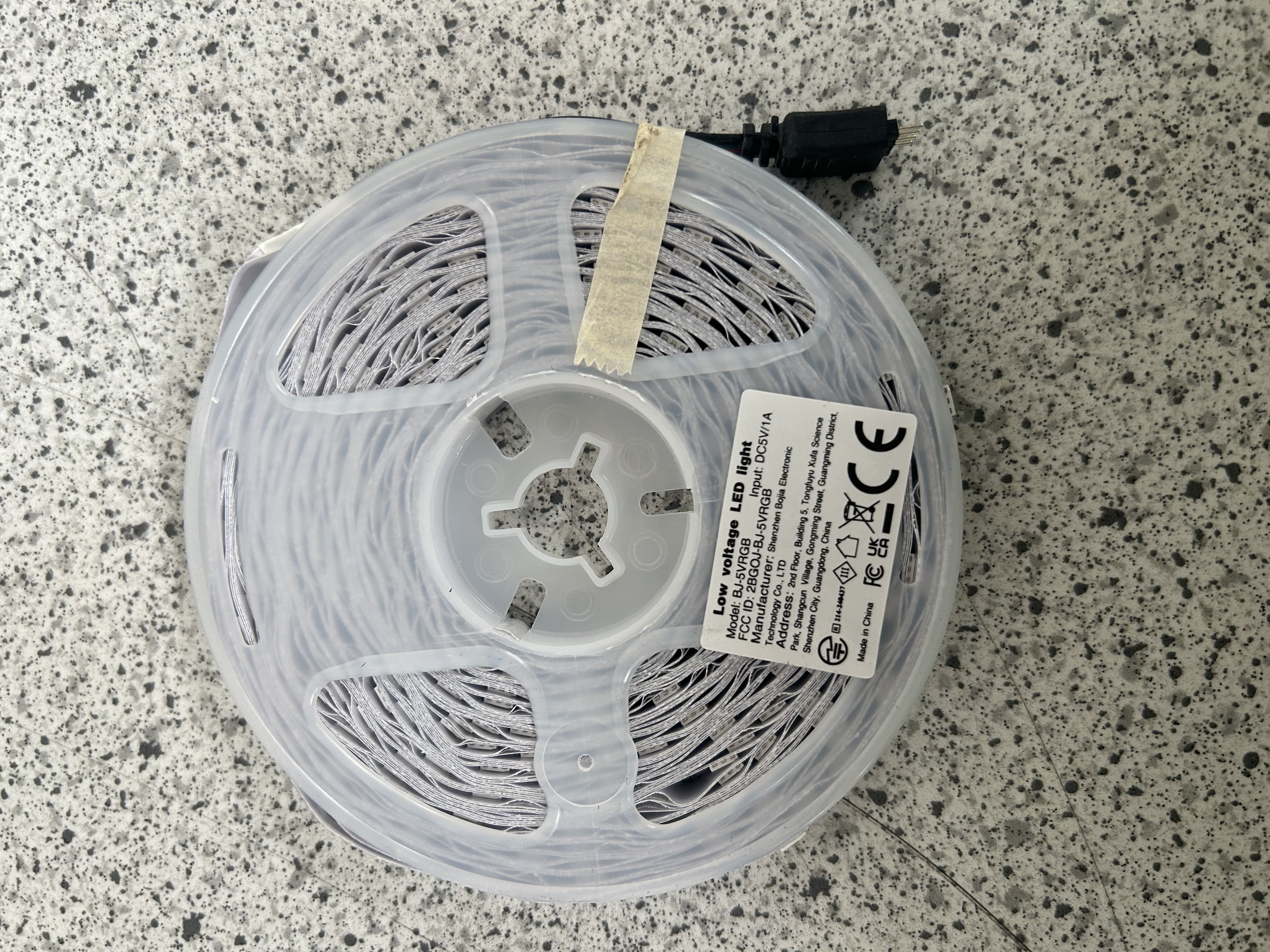 Billede fra myndighedens meddelelse af det tilbagekaldte produkt LED strip, model number: BJ-5VRGB. Årsag: OVERTRÆD.