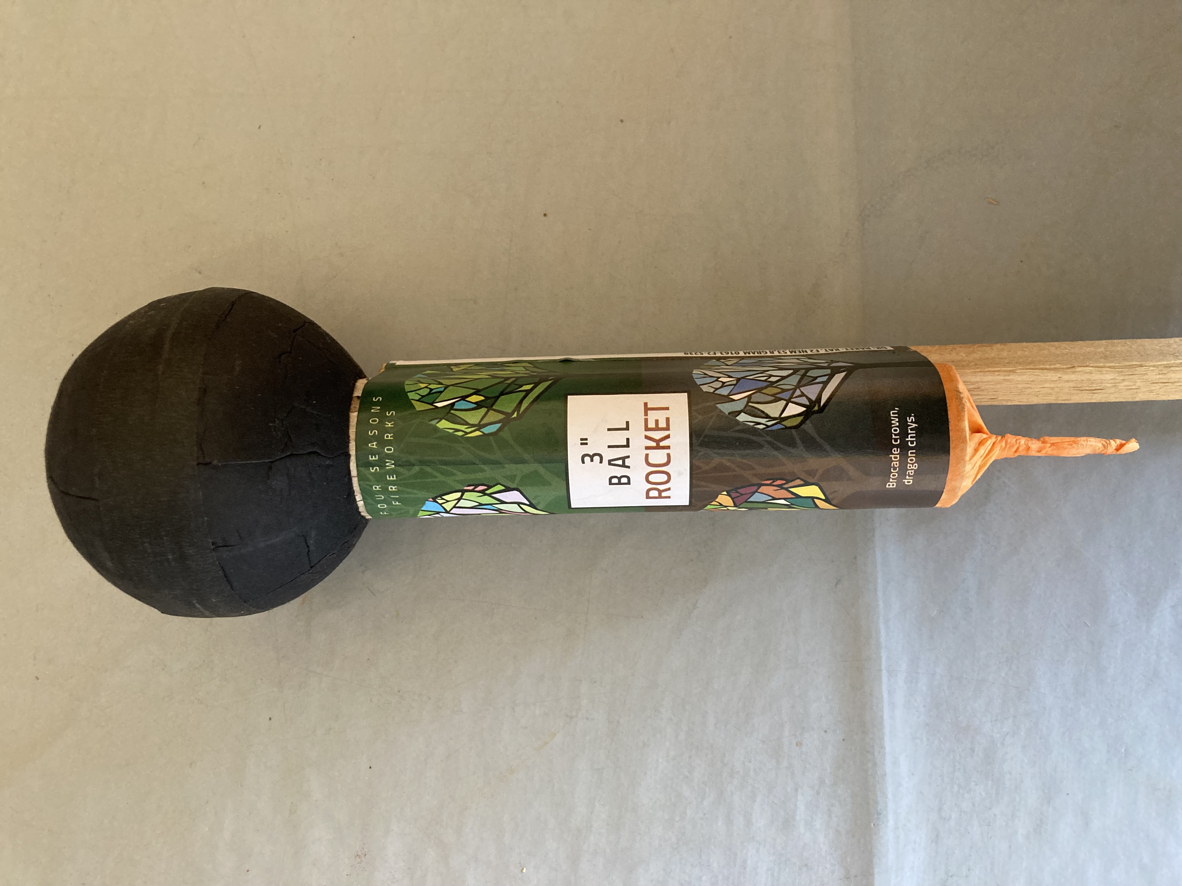 Billede fra myndighedens meddelelse af det tilbagekaldte produkt 3" ball rocket. Årsag: OVERTRÆD.