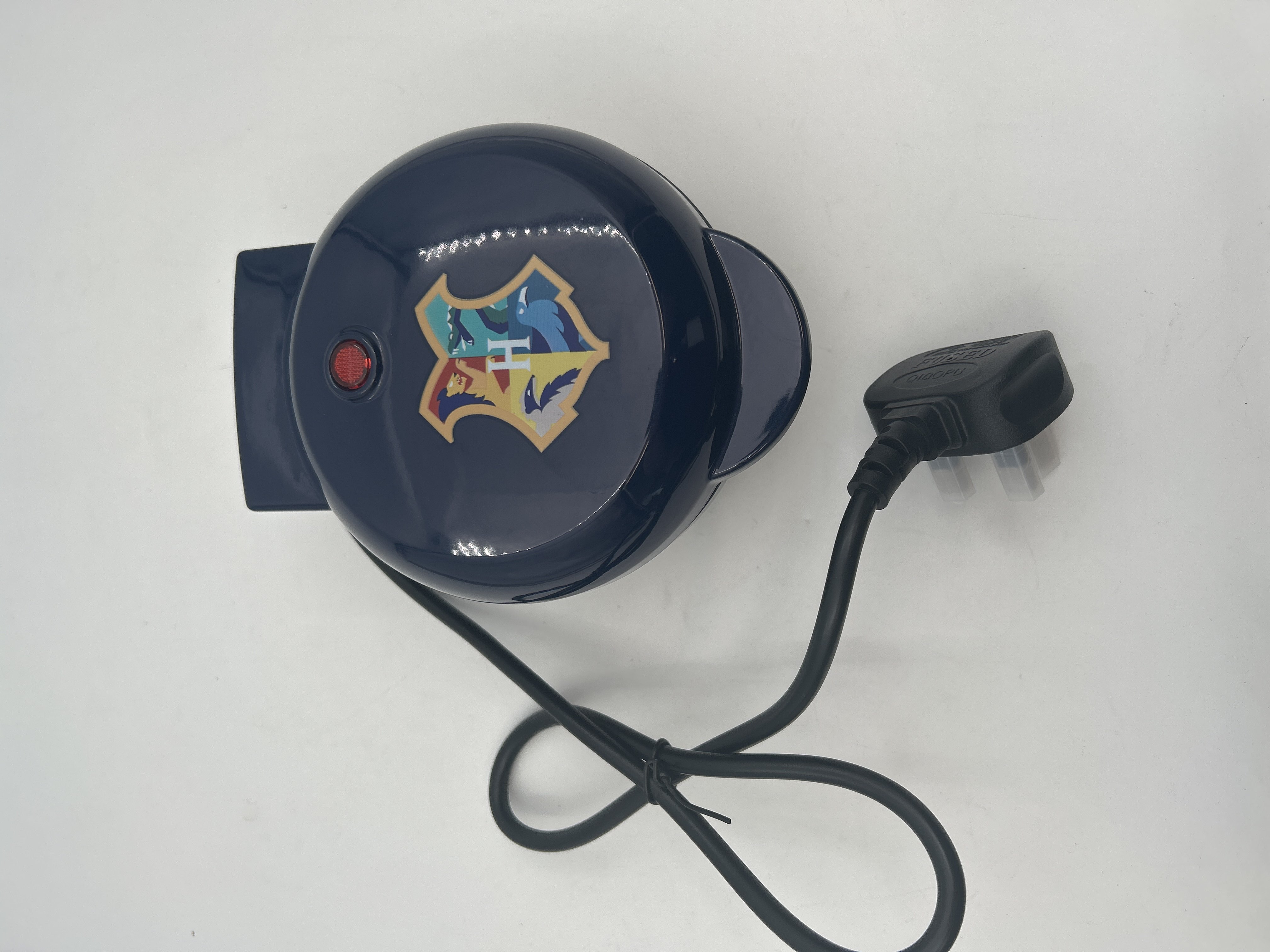 Billede fra myndighedens meddelelse af det tilbagekaldte produkt Uncanny Brands Harry Potter mini Waffle Maker. Årsag: OVERTRÆD.
