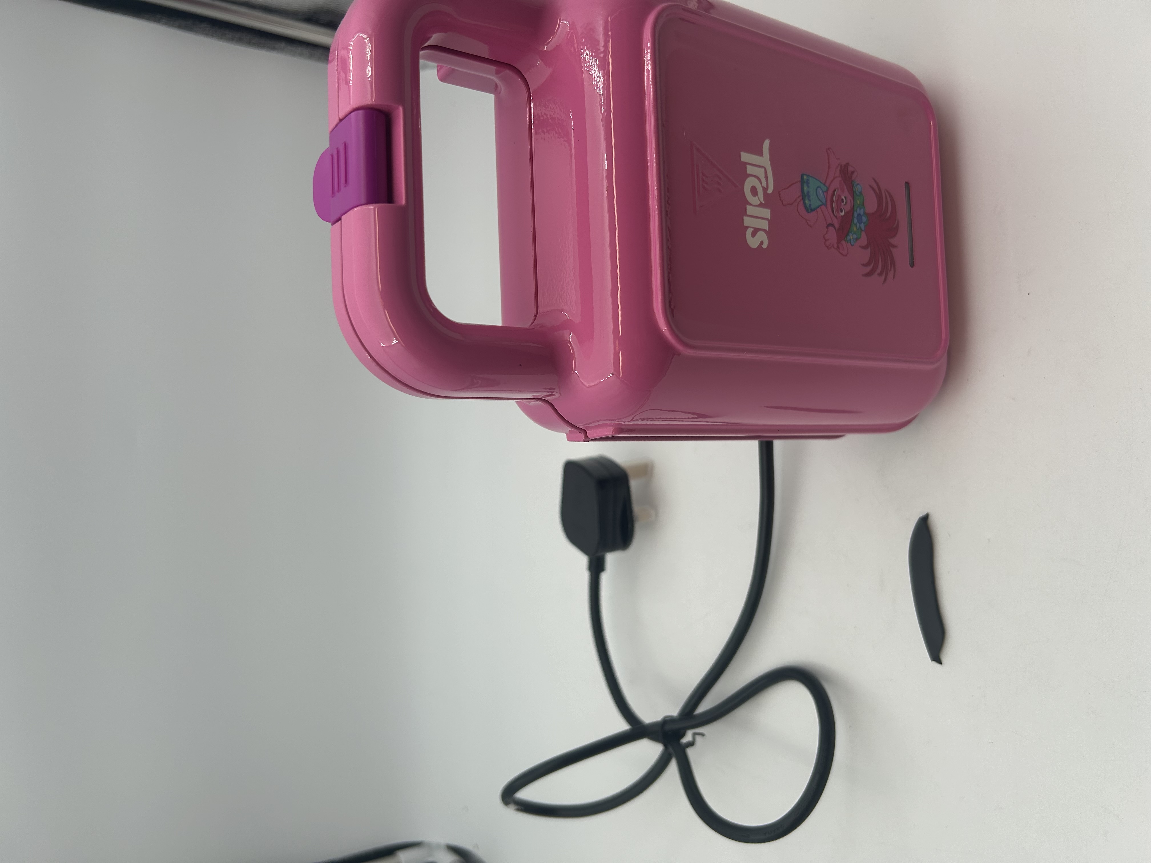 Billede fra myndighedens meddelelse af det tilbagekaldte produkt Trolls Waffle Maker - Poppy. Årsag: OVERTRÆD.