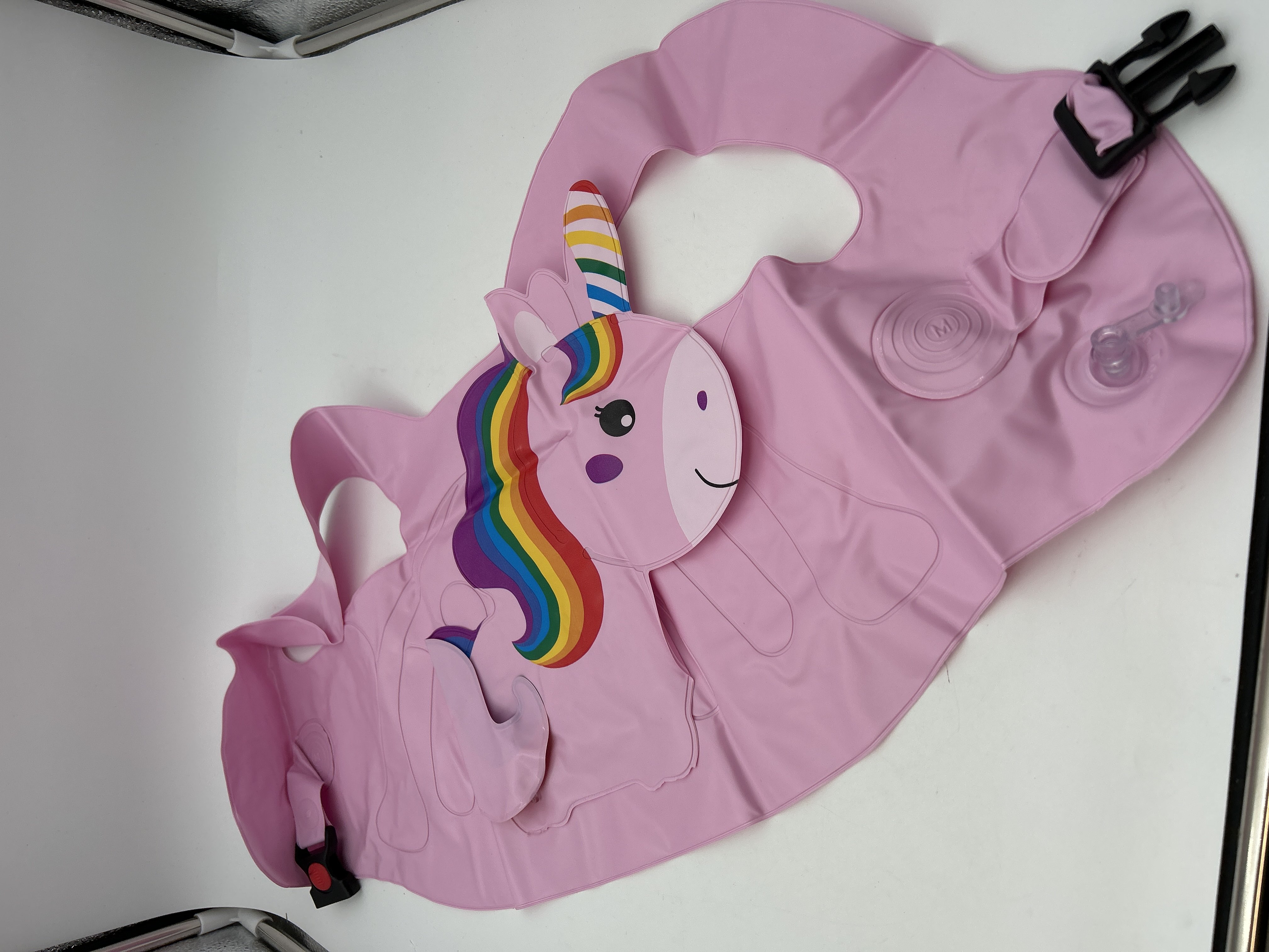 Billede fra myndighedens meddelelse af det tilbagekaldte produkt PVC Inflatable Swimsuit 1, Rainbow Horse Children. Årsag: OVERTRÆD.