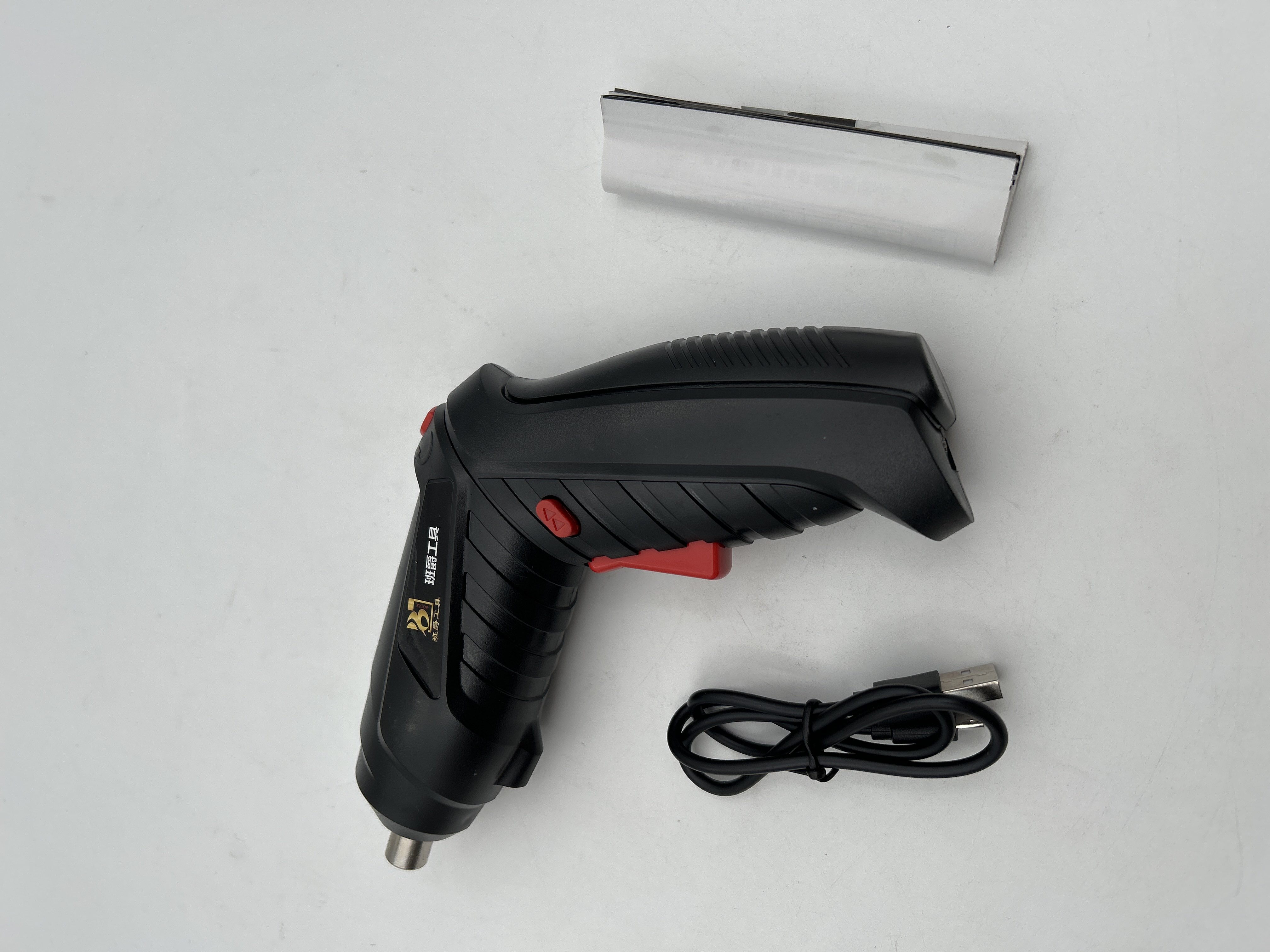 Billede fra myndighedens meddelelse af det tilbagekaldte produkt 4.8V 3.6V Screwdriver Set. Årsag: OVERTRÆD.