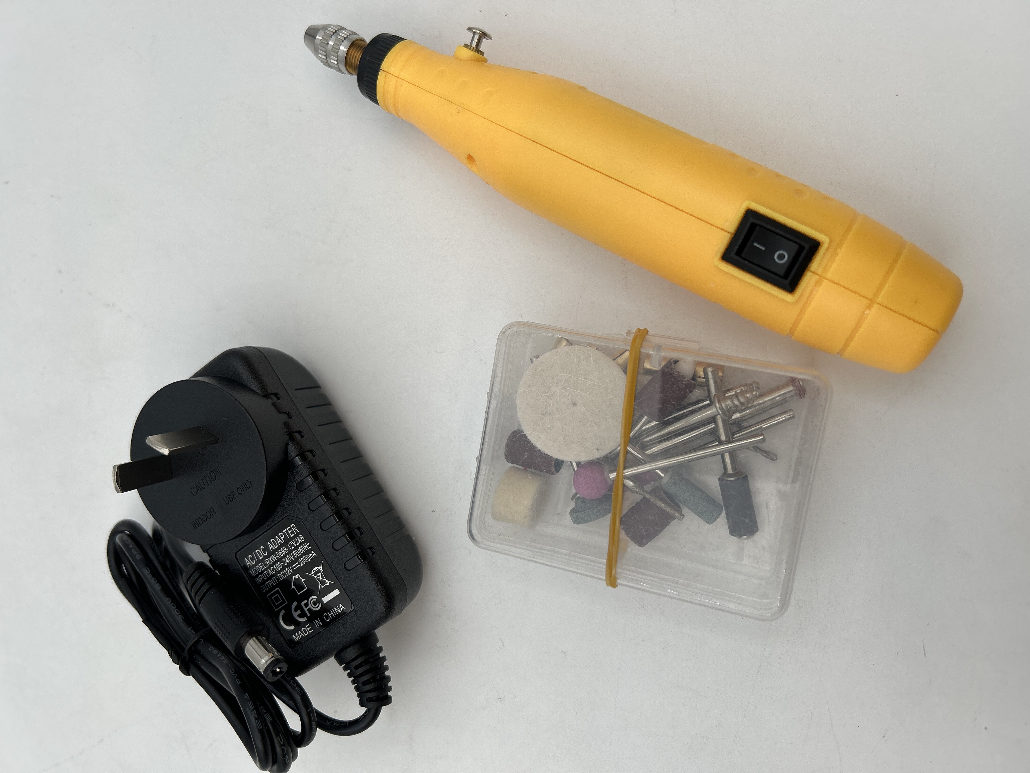 Billede fra myndighedens meddelelse af det tilbagekaldte produkt A Set 12v Mini Electric Drill. Årsag: OVERTRÆD.