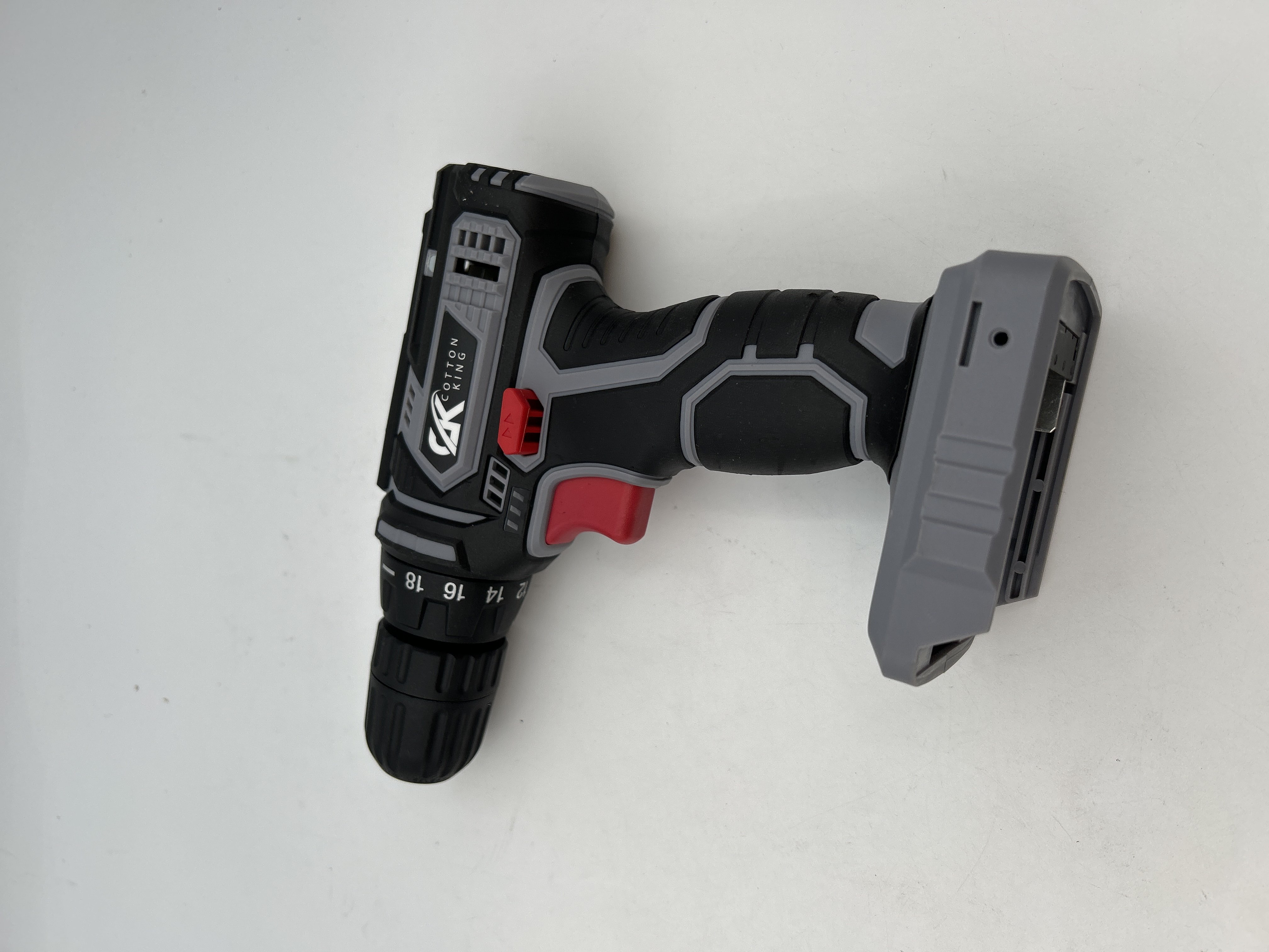 Billede fra myndighedens meddelelse af det tilbagekaldte produkt Cordless Drill Driver Kit, 20V MAX. Årsag: OVERTRÆD.