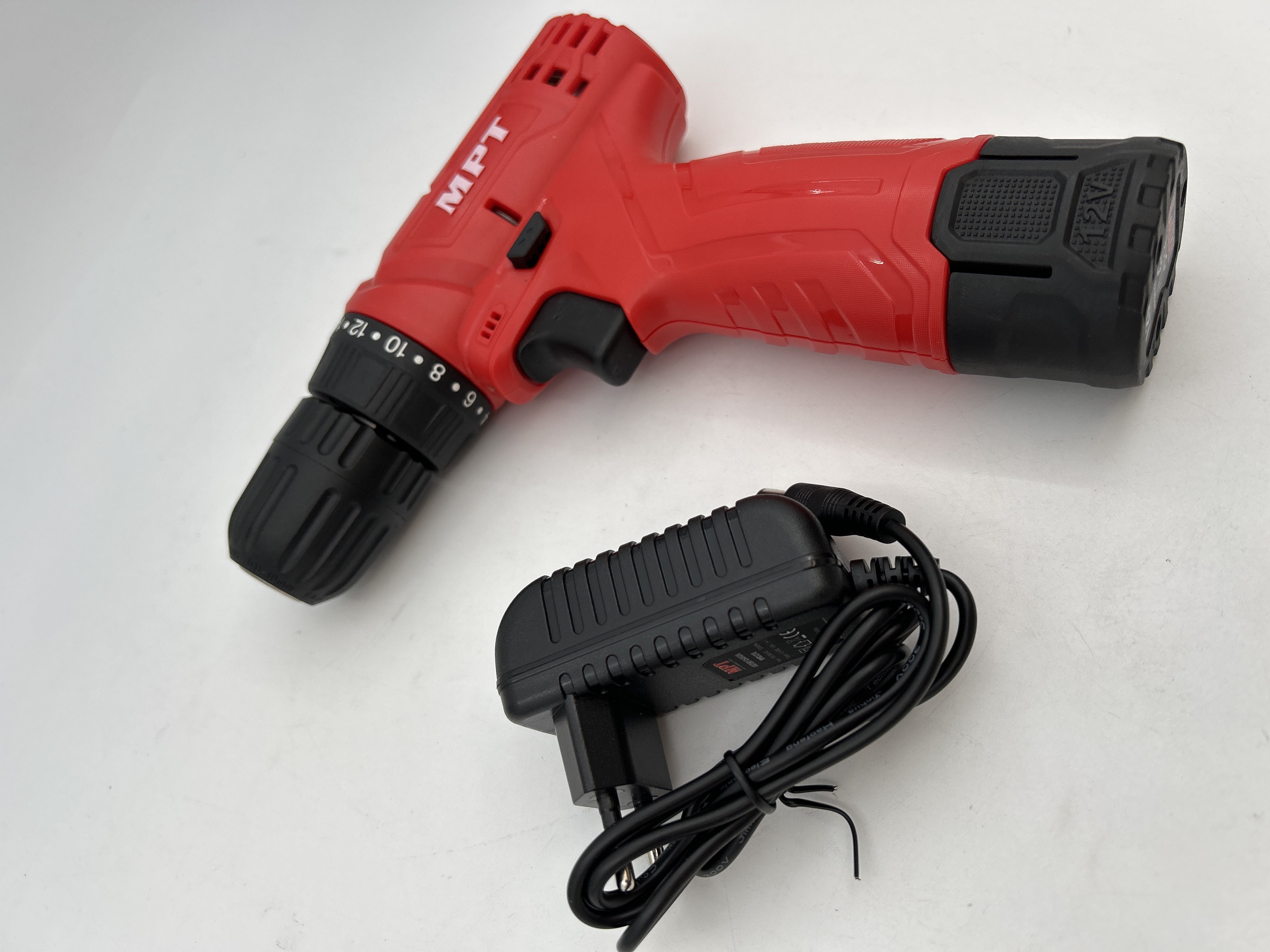 Billede fra myndighedens meddelelse af det tilbagekaldte produkt MPT 12V Rechargable Li-ion Cordless Drill. Årsag: OVERTRÆD.