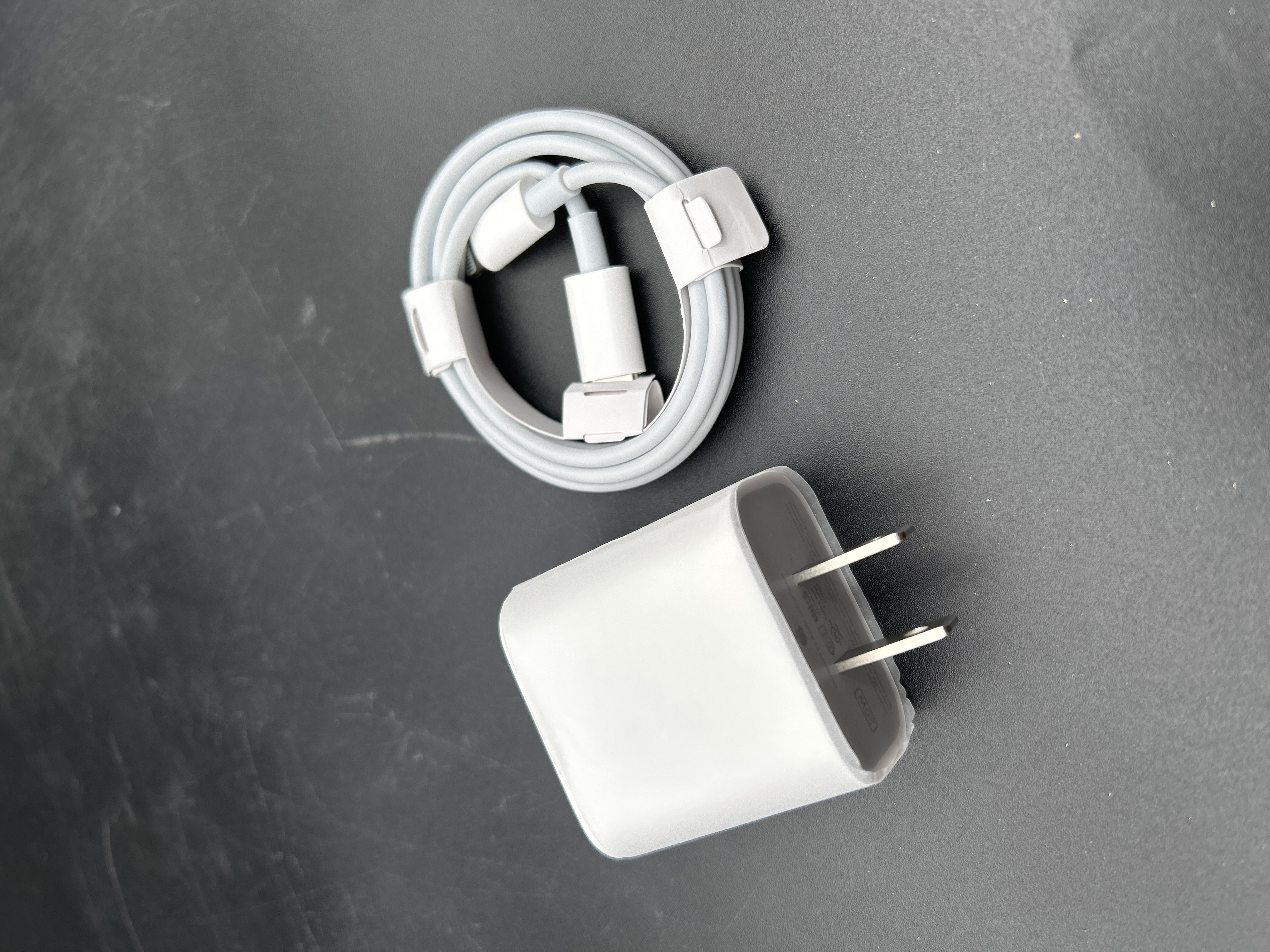 Billede fra myndighedens meddelelse af det tilbagekaldte produkt PD 20W Original Charger for IPhone 13 11 12 14 Pro Max Mini Fast Chargers. Årsag: OVERTRÆD.