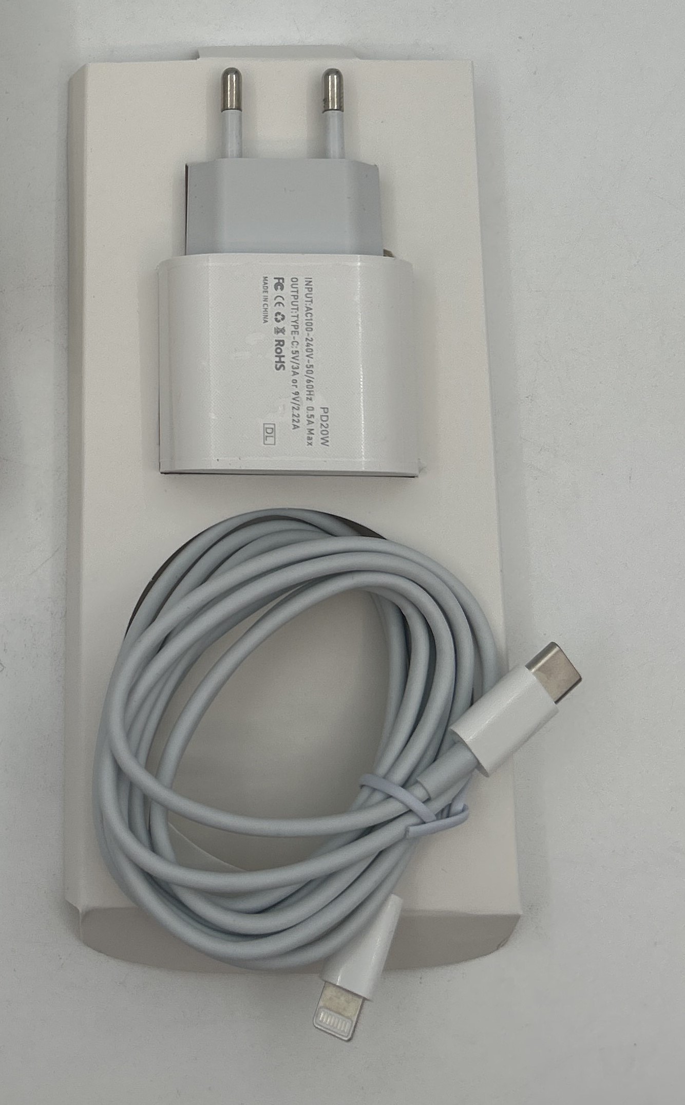Billede fra myndighedens meddelelse af det tilbagekaldte produkt Usb-c-strømforsyning til Iphone-oplader. Årsag: OVERTRÆD.
