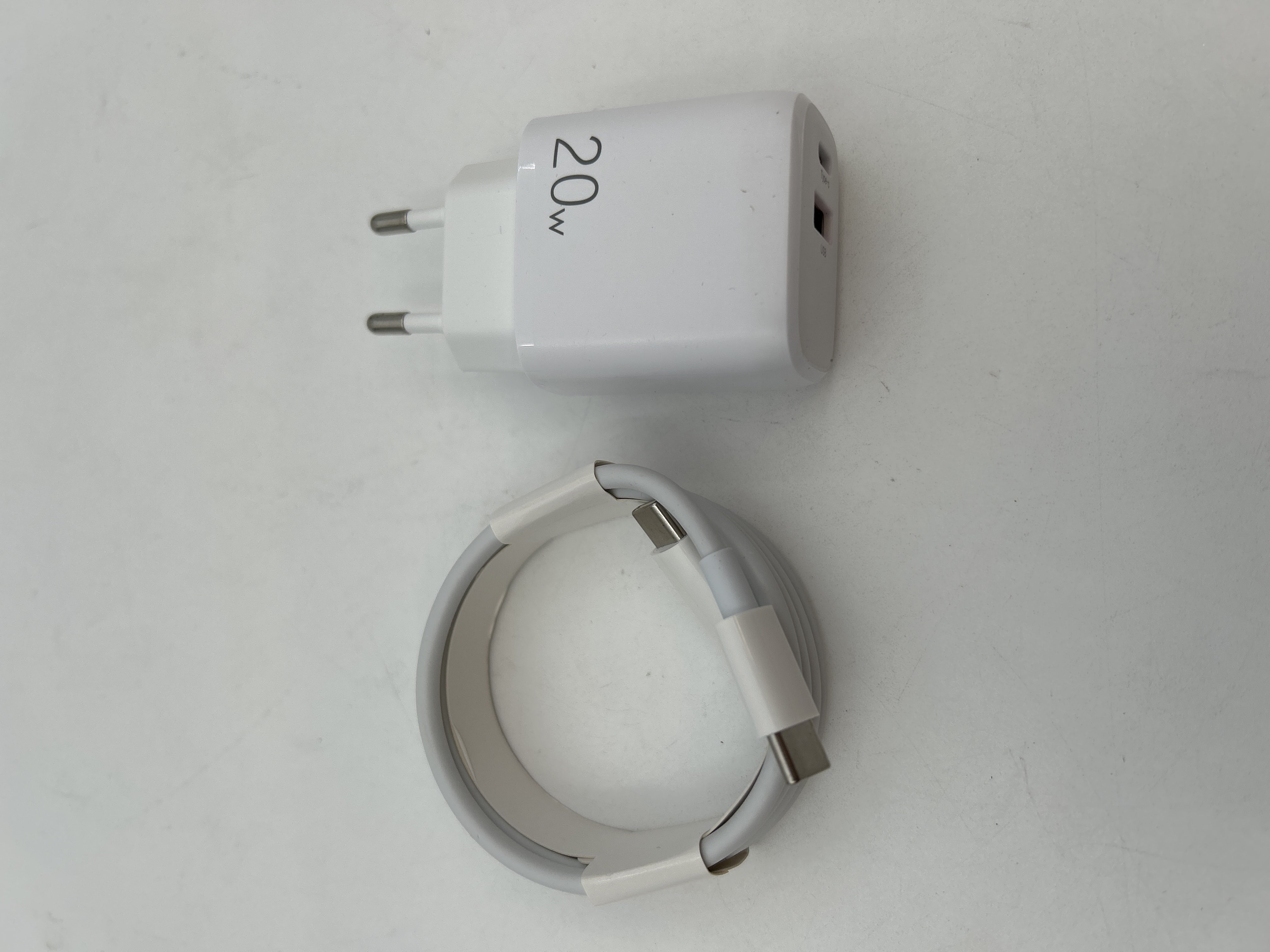 Billede fra myndighedens meddelelse af det tilbagekaldte produkt UKCA CE FCC Original dual port usb C wall charger fast charging PD 20w. Årsag: OVERTRÆD.