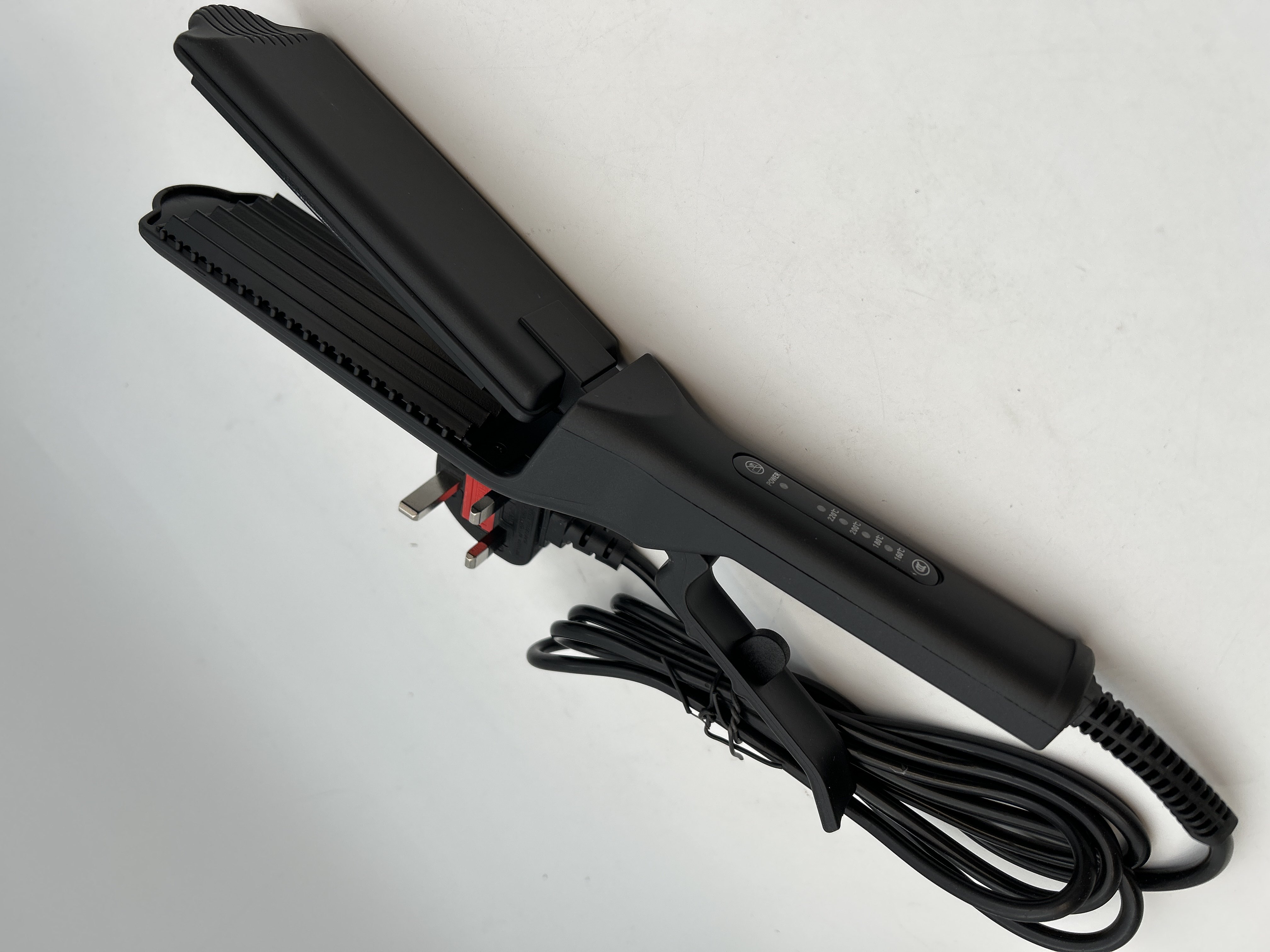 Billede fra myndighedens meddelelse af det tilbagekaldte produkt Salon Hair Curler Ceramic Crimper. Årsag: OVERTRÆD.