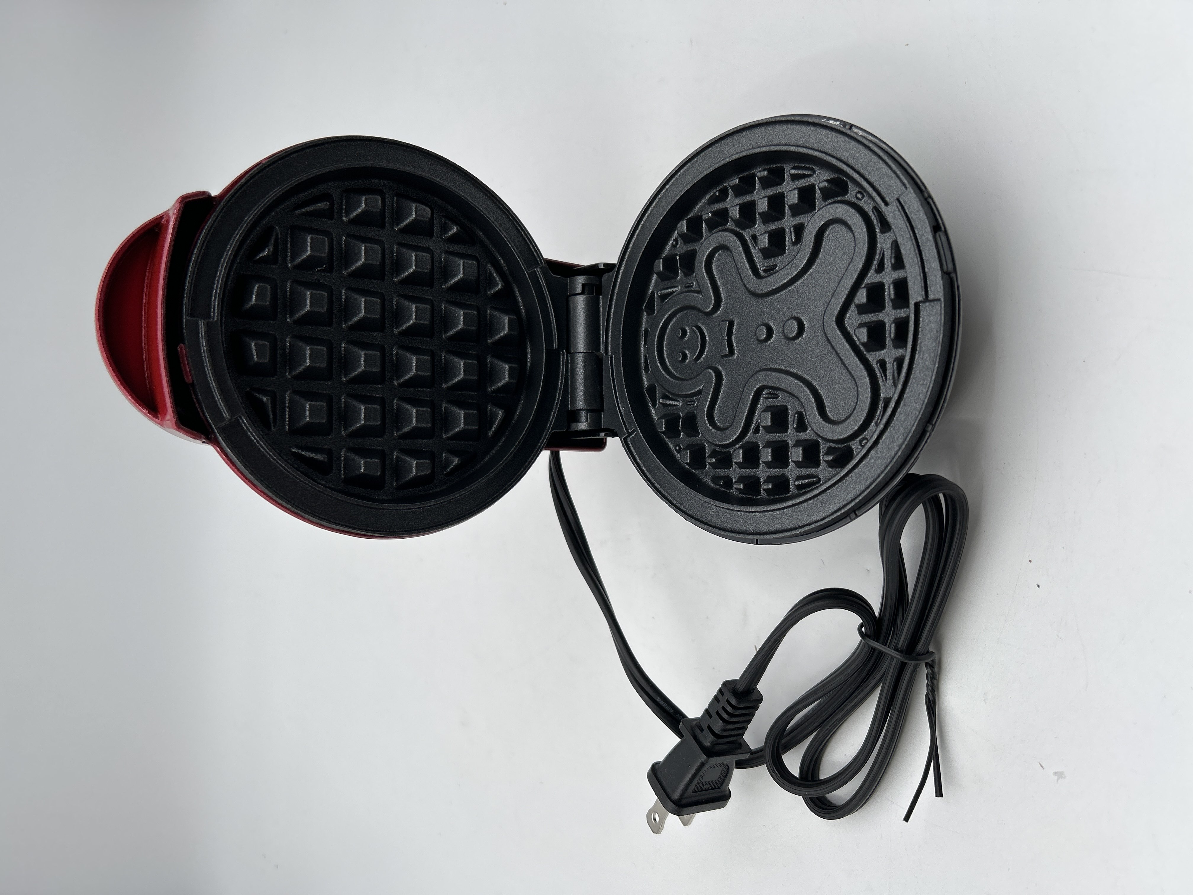 Billede fra myndighedens meddelelse af det tilbagekaldte produkt Dash Mini Gingerbread Waffle Maker. Årsag: OVERTRÆD.