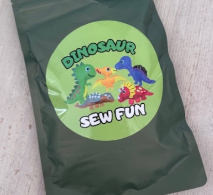 Billede fra myndighedens meddelelse af det tilbagekaldte produkt Twigglestuff Dinosaur Sewing Kit. Årsag: OVERTRÆD.