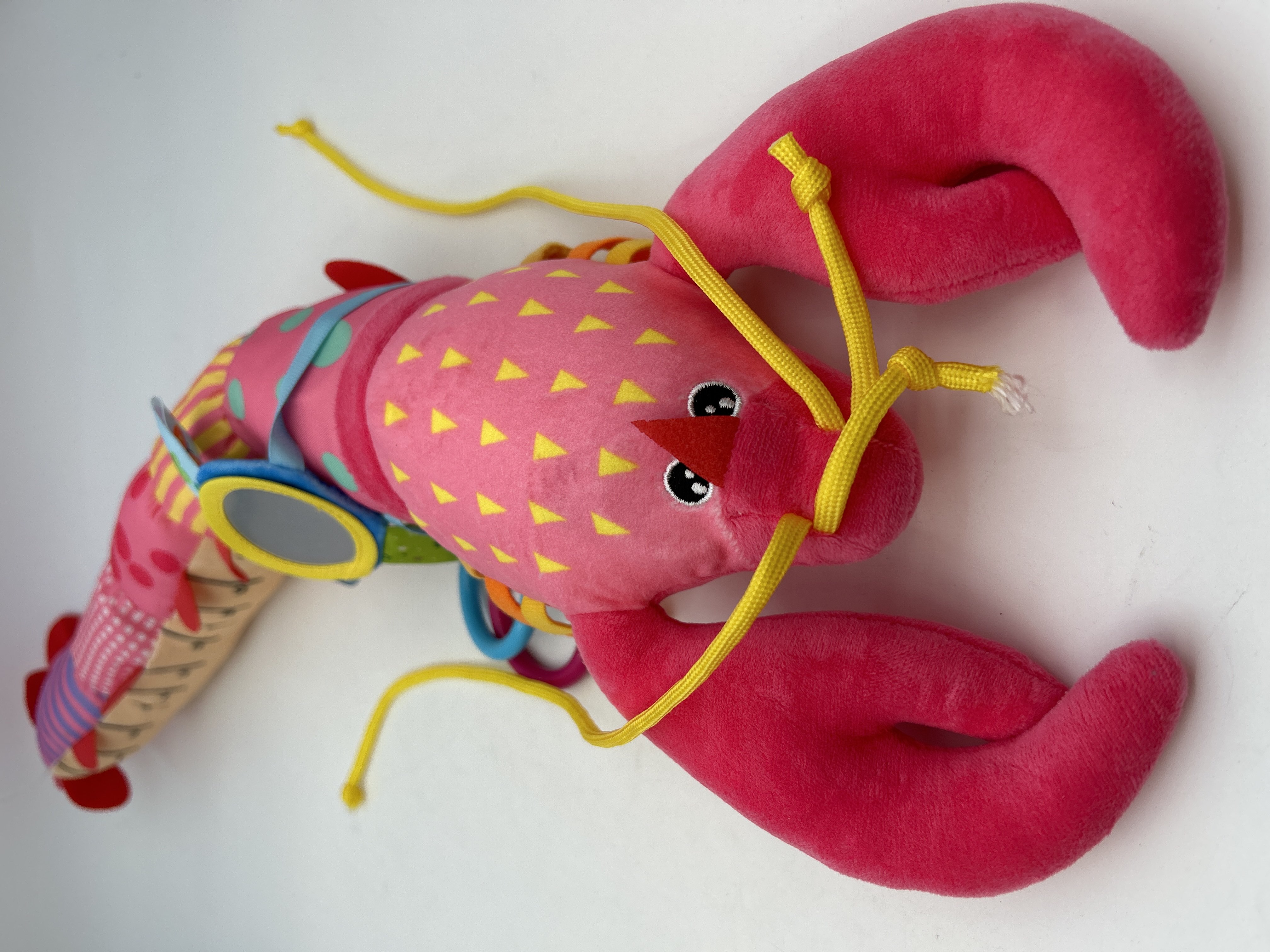 Billede fra myndighedens meddelelse af det tilbagekaldte produkt Musical Stuffed Animal Plush Toys for 0-3-6-12 Months (Lobster, Pink). Årsag: OVERTRÆD.