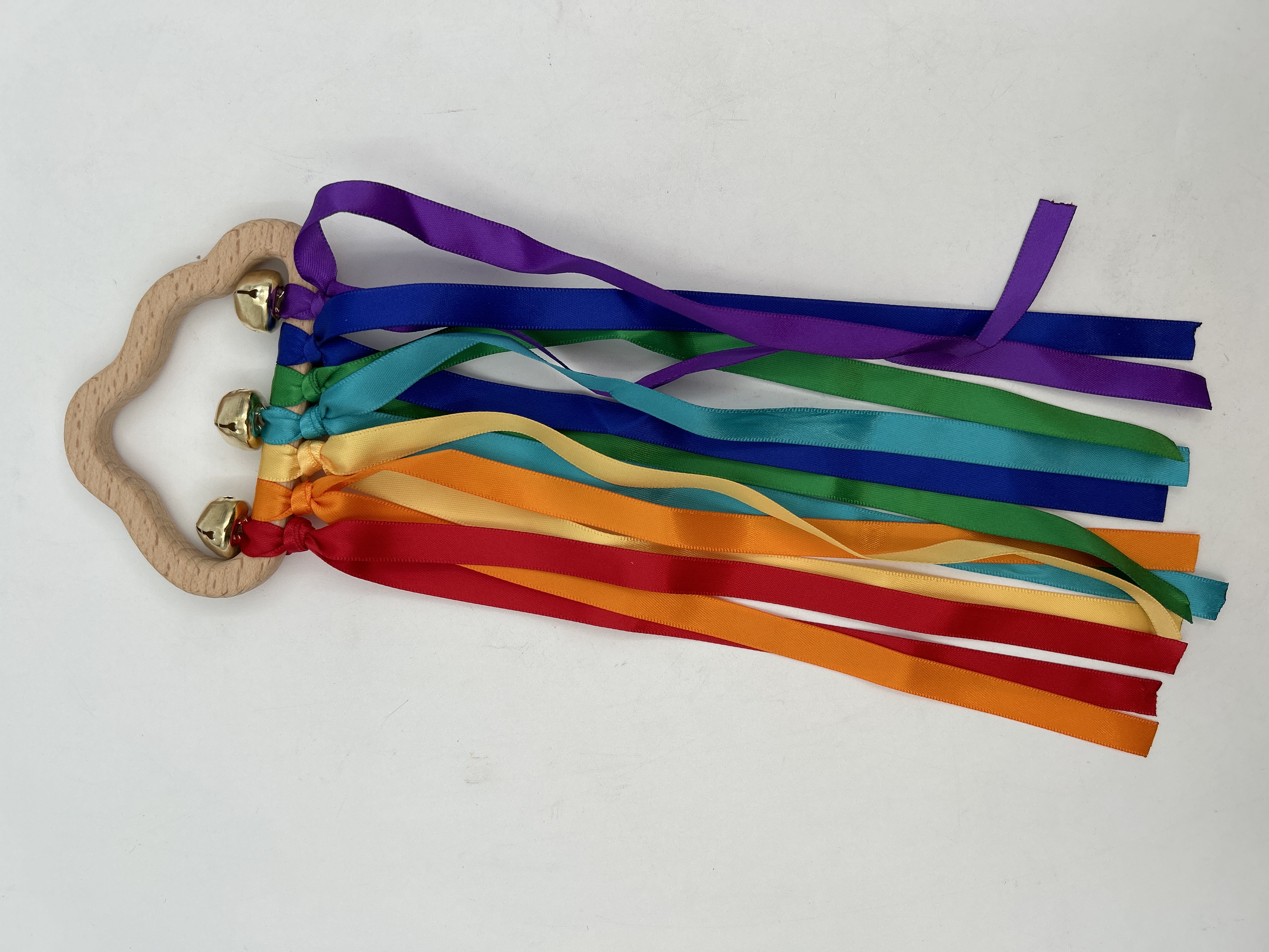 Billede fra myndighedens meddelelse af det tilbagekaldte produkt VEYLIN Sensory Ribbons for Babies, 2 Pack Rainbow Baby Sensory Ribbon Rattle. Årsag: OVERTRÆD.