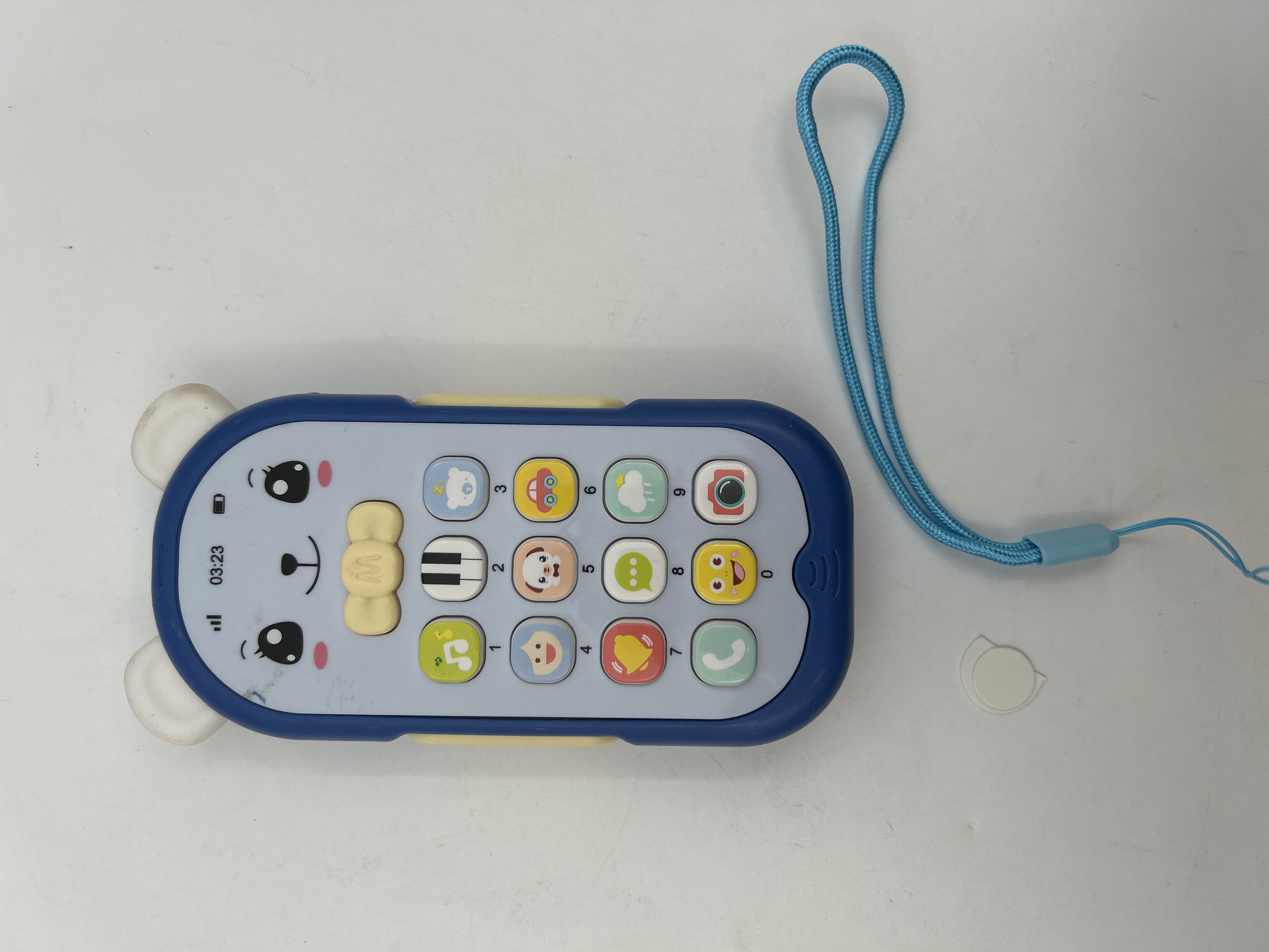 Billede fra myndighedens meddelelse af det tilbagekaldte produkt baby legetøj telefon. Årsag: OVERTRÆD.