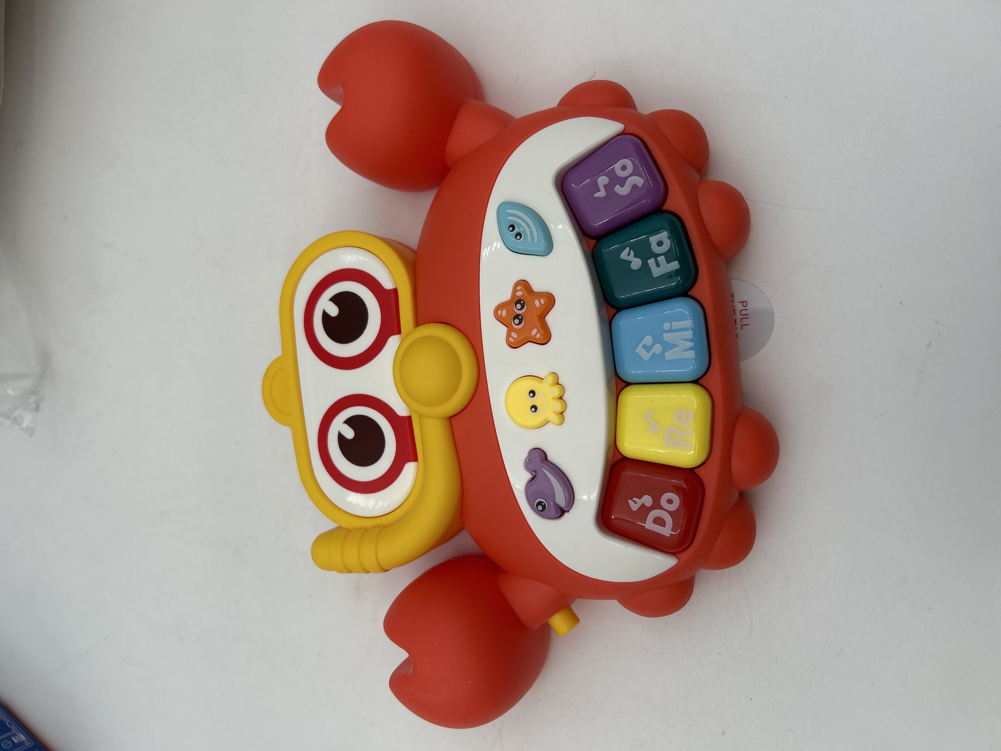 Billede fra myndighedens meddelelse af det tilbagekaldte produkt Baby Musical Piano Toy Cartoon Design. Årsag: OVERTRÆD.