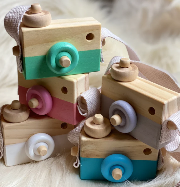 Billede fra myndighedens meddelelse af det tilbagekaldte produkt Wooden Camera Toy, Pretend Play, Toddler Camera. Årsag: OVERTRÆD.