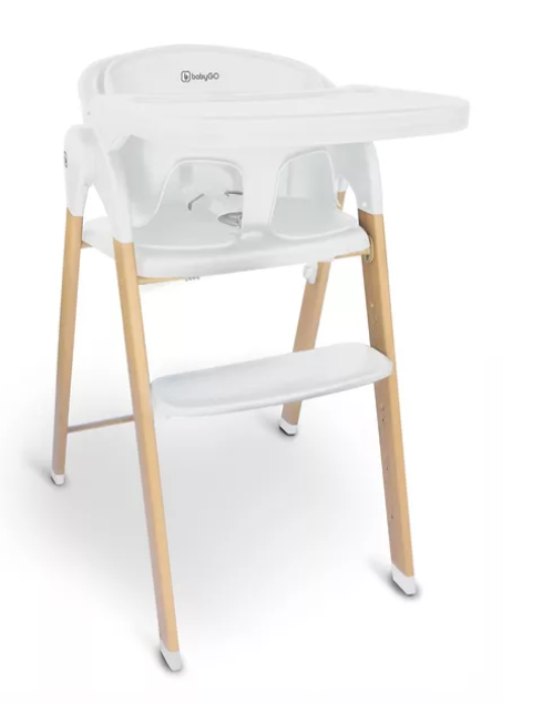 Billede fra myndighedens meddelelse af det tilbagekaldte produkt babyGO white Højstol Levels træoptik. Årsag: OVERTRÆD.