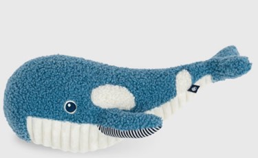 Billede fra myndighedens meddelelse af det tilbagekaldte produkt Doudou Blue whale with a white belly. Årsag: OVERTRÆD.