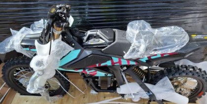 Billede fra myndighedens meddelelse af det tilbagekaldte produkt Surron - Surron Hyper Bee Electric Motorcycle QL2000DY-2. Årsag: OVERTRÆD.
