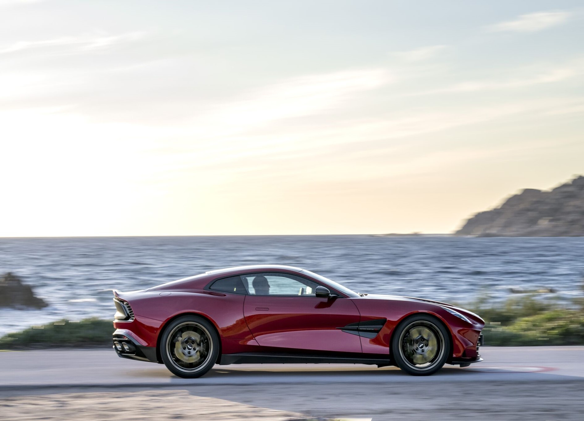 Billede fra myndighedens meddelelse af det tilbagekaldte produkt Aston Martin - Model: Vanquish, Vanquish Volante. Årsag: OVERTRÆD.