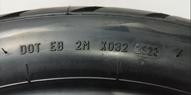 Billede fra myndighedens meddelelse af det tilbagekaldte produkt Motorcykeldæk Pirelli, Metzeler. Årsag: OVERTRÆD.
