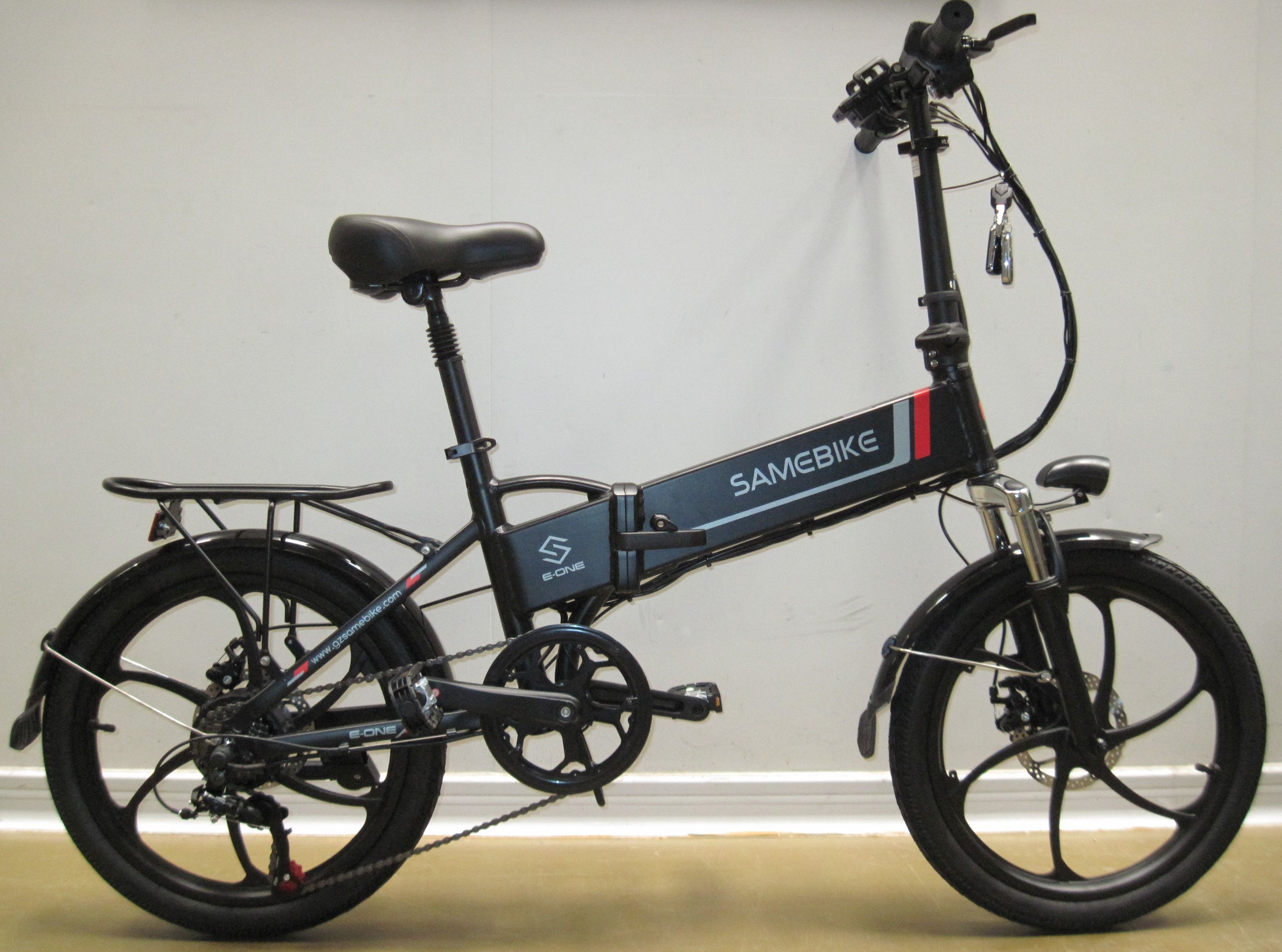 Billede fra myndighedens meddelelse af det tilbagekaldte produkt SAMEBIKE - 20LVXD30. Årsag: OVERTRÆD.