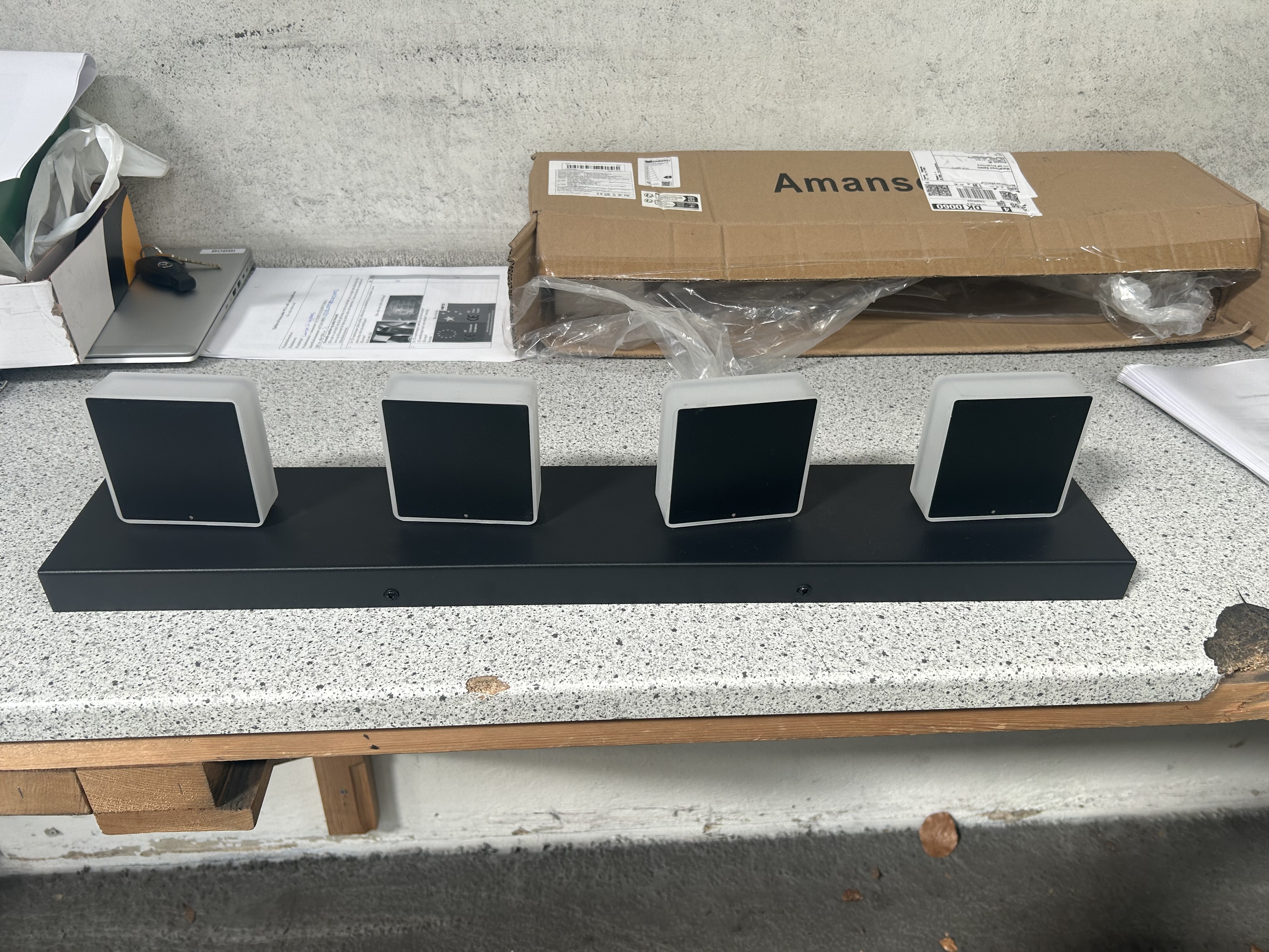 Billede fra myndighedens meddelelse af det tilbagekaldte produkt Amansour Ceiling Light R-PL28-CB20W. Årsag: OVERTRÆD.