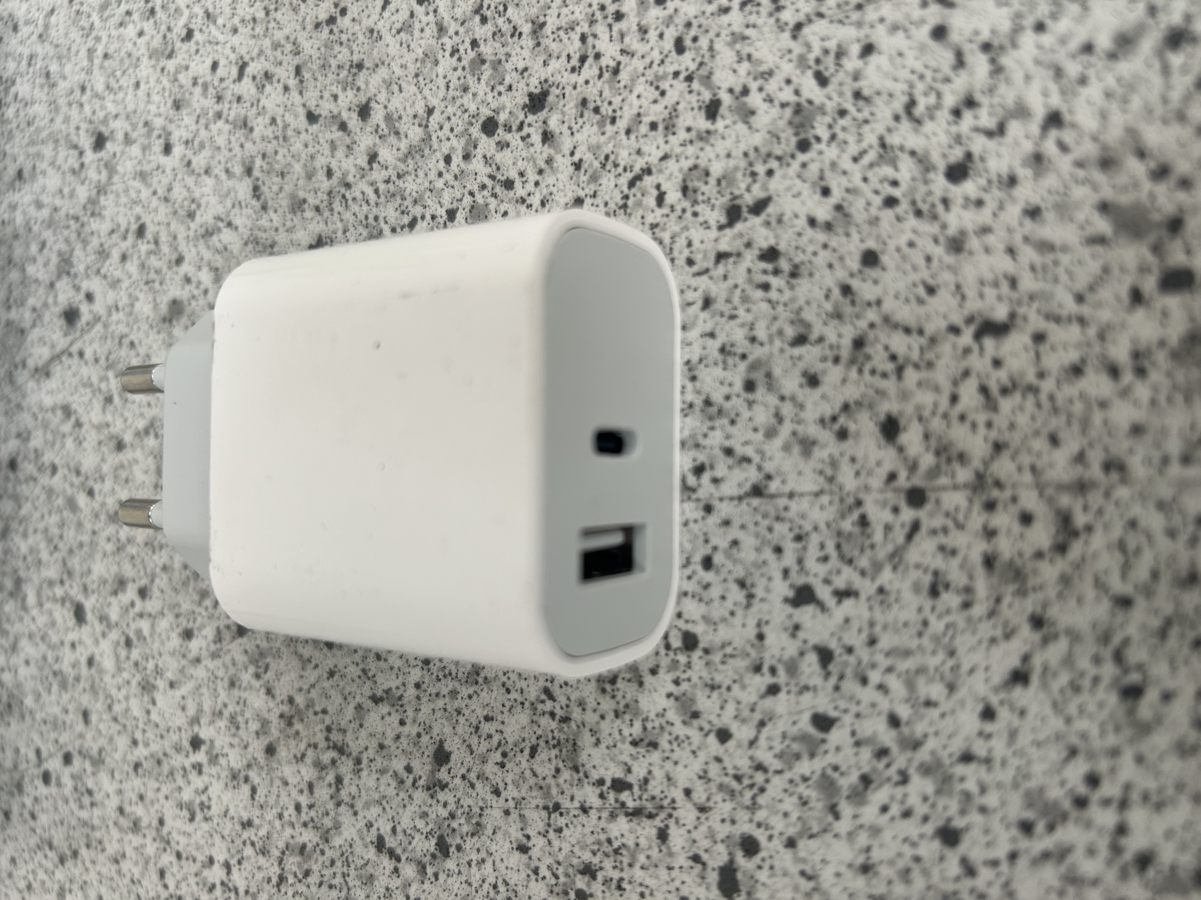 Billede fra myndighedens meddelelse af det tilbagekaldte produkt USB Charger TC-L135. Årsag: OVERTRÆD.