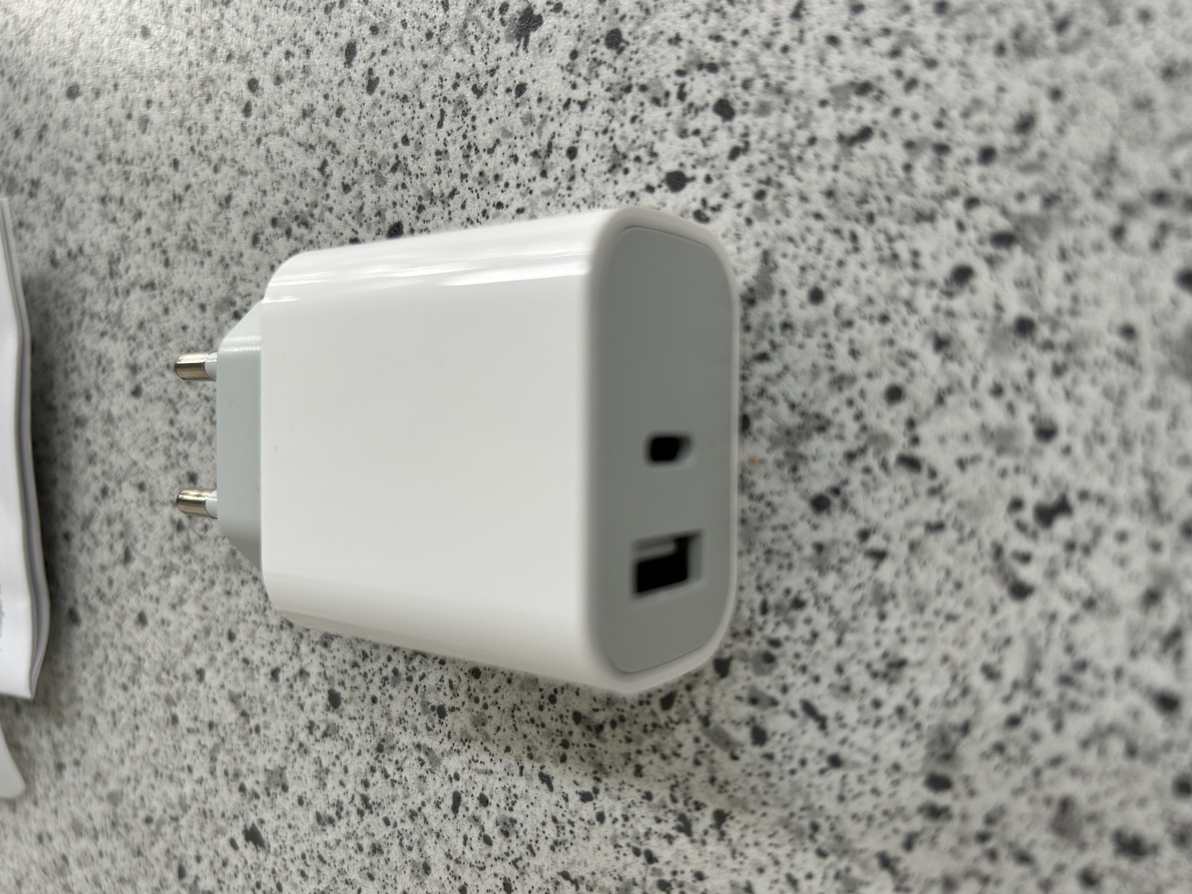 Billede fra myndighedens meddelelse af det tilbagekaldte produkt USB Charger TC-L135. Årsag: OVERTRÆD.