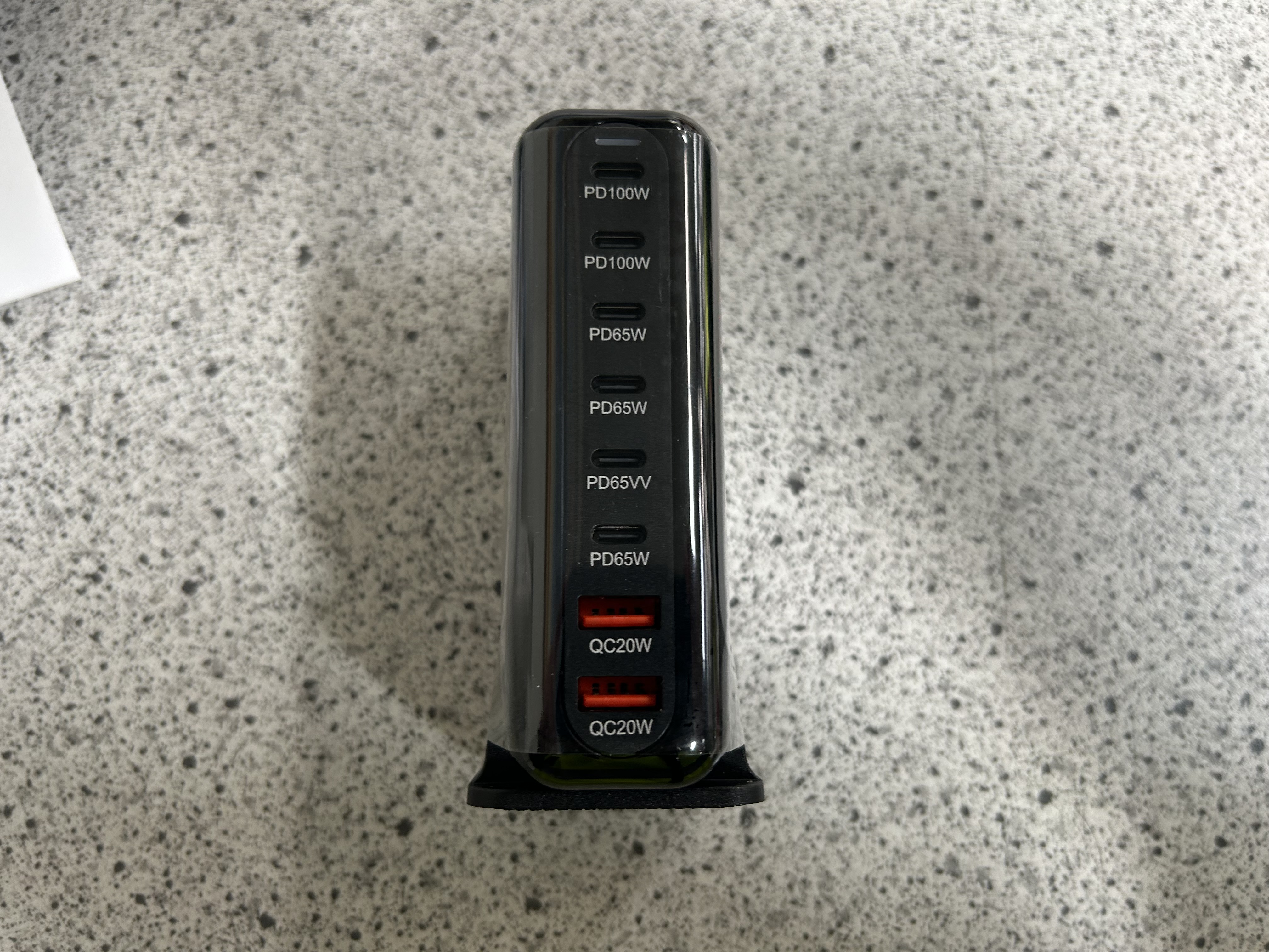Billede fra myndighedens meddelelse af det tilbagekaldte produkt GanPRO Desktop fast charger. Årsag: OVERTRÆD.
