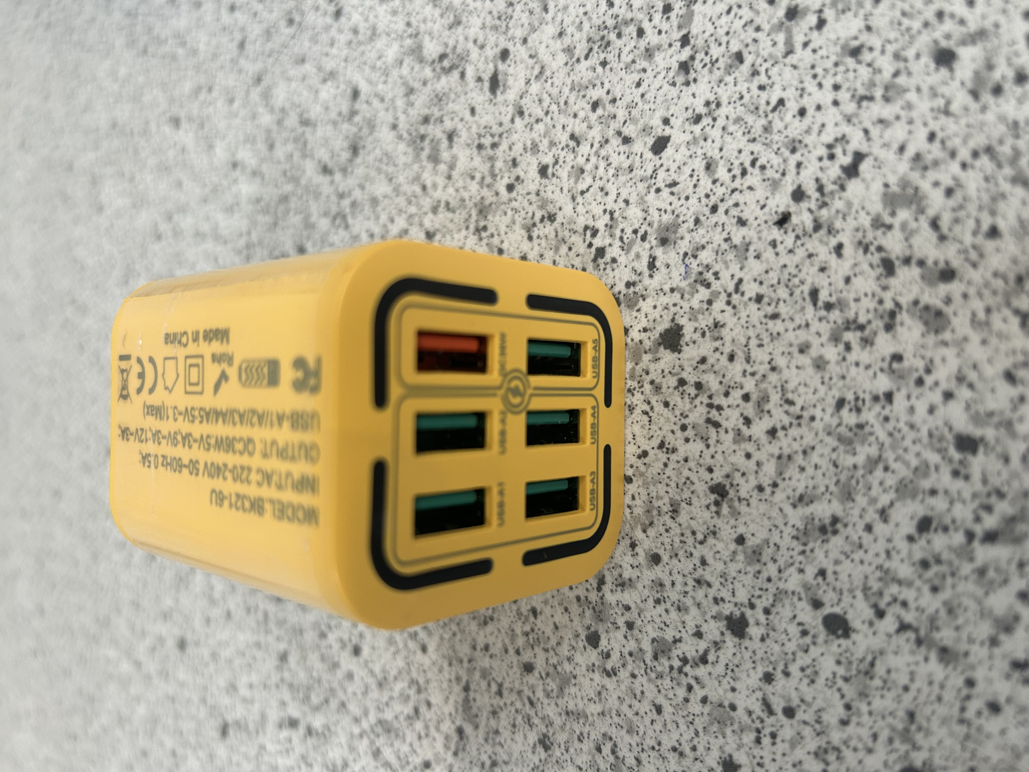 Billede fra myndighedens meddelelse af det tilbagekaldte produkt Usb charger BK321-6U. Årsag: OVERTRÆD.