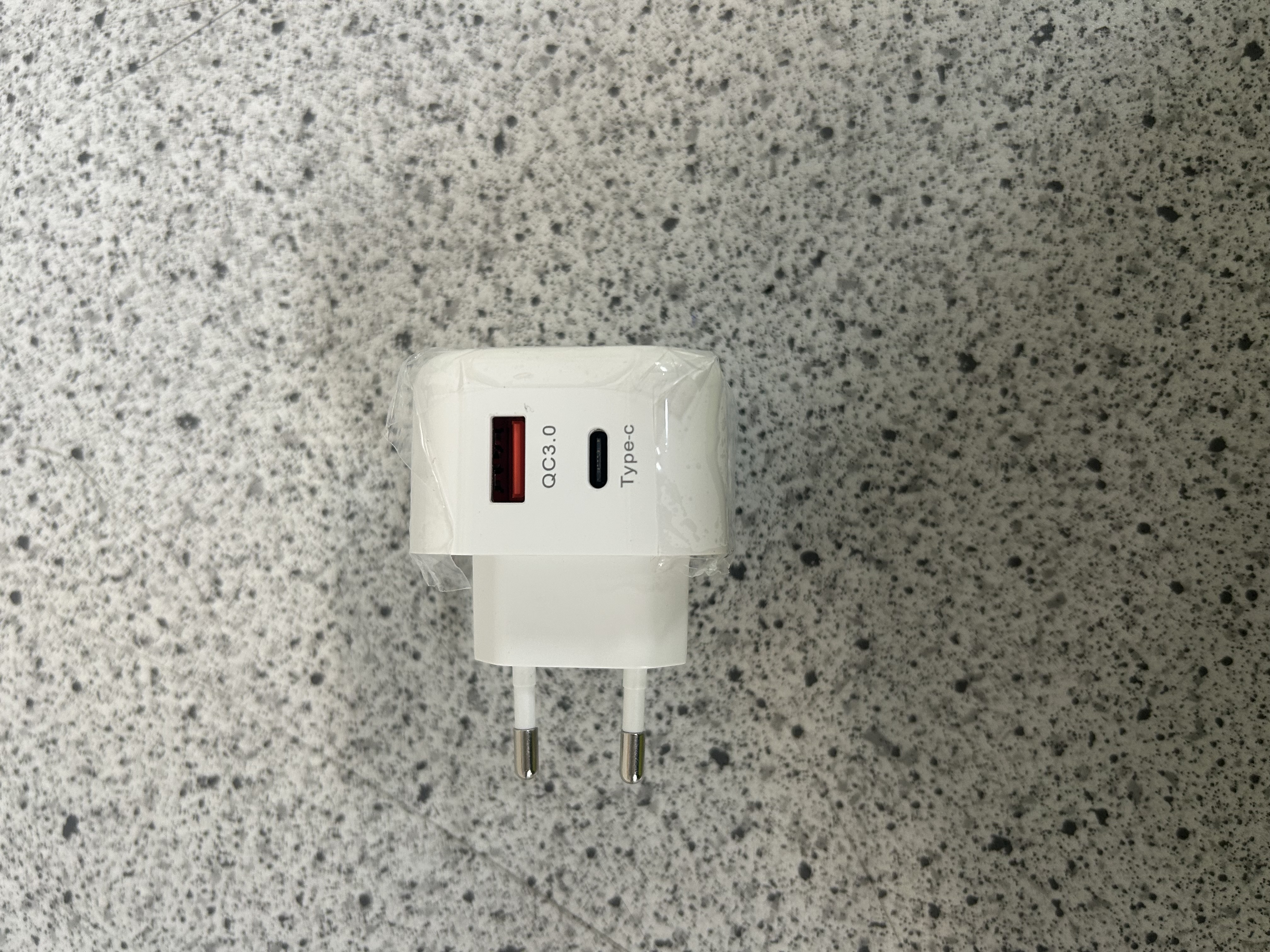 Billede fra myndighedens meddelelse af det tilbagekaldte produkt Wall Charger AJ-YHX-AC. Årsag: OVERTRÆD.
