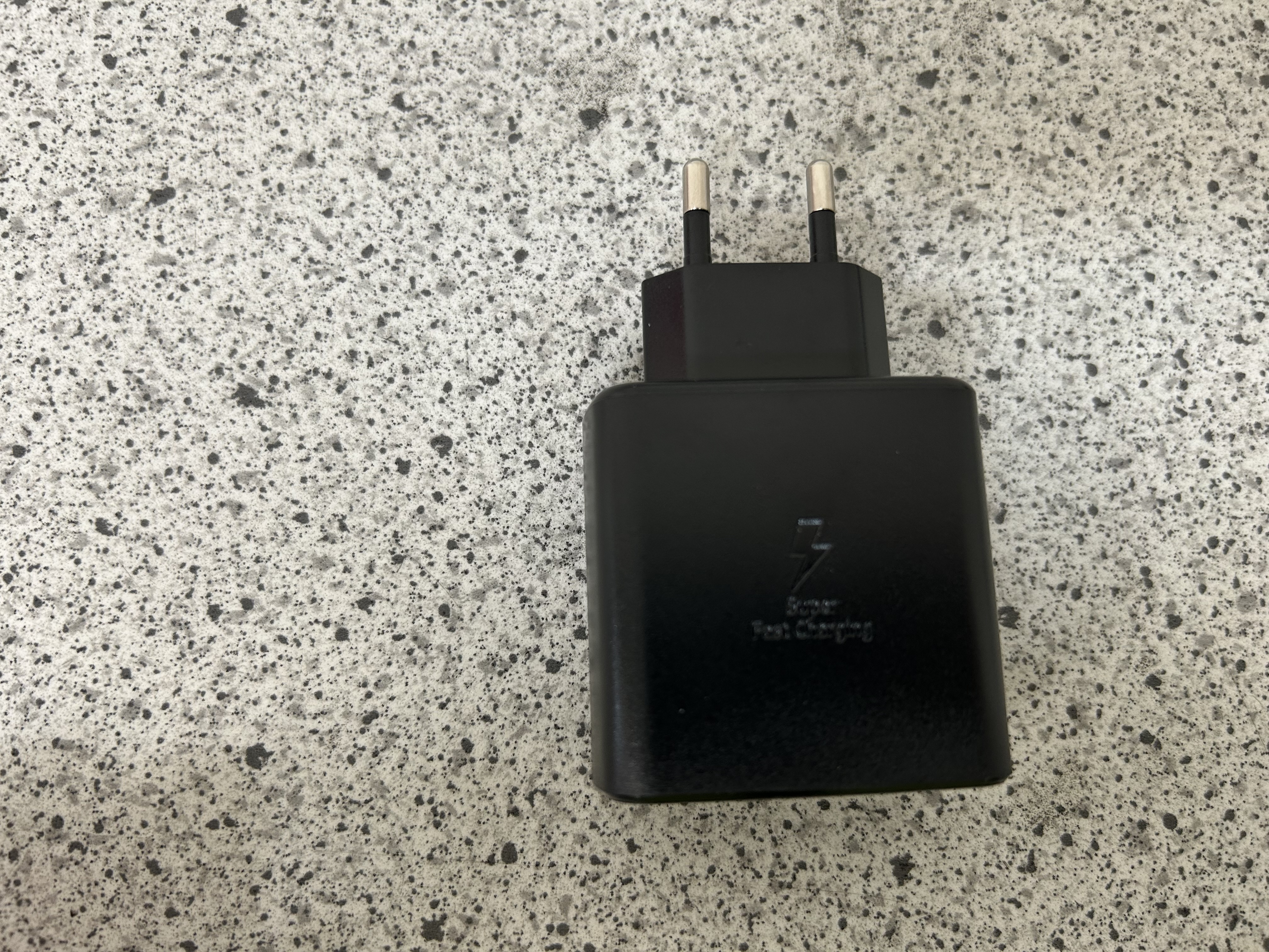 Billede fra myndighedens meddelelse af det tilbagekaldte produkt Power Adapter. Årsag: OVERTRÆD.