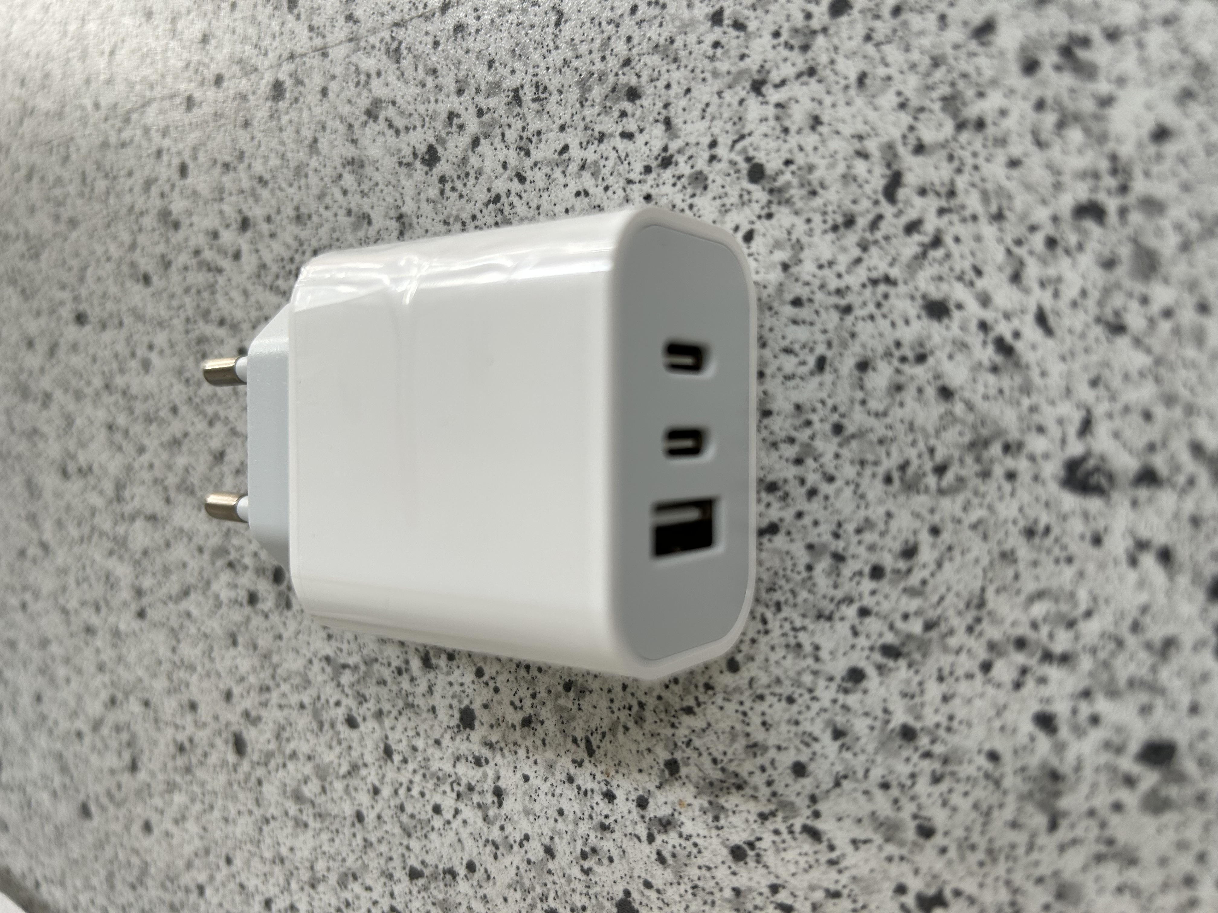 Billede fra myndighedens meddelelse af det tilbagekaldte produkt USB oplader. Årsag: OVERTRÆD.