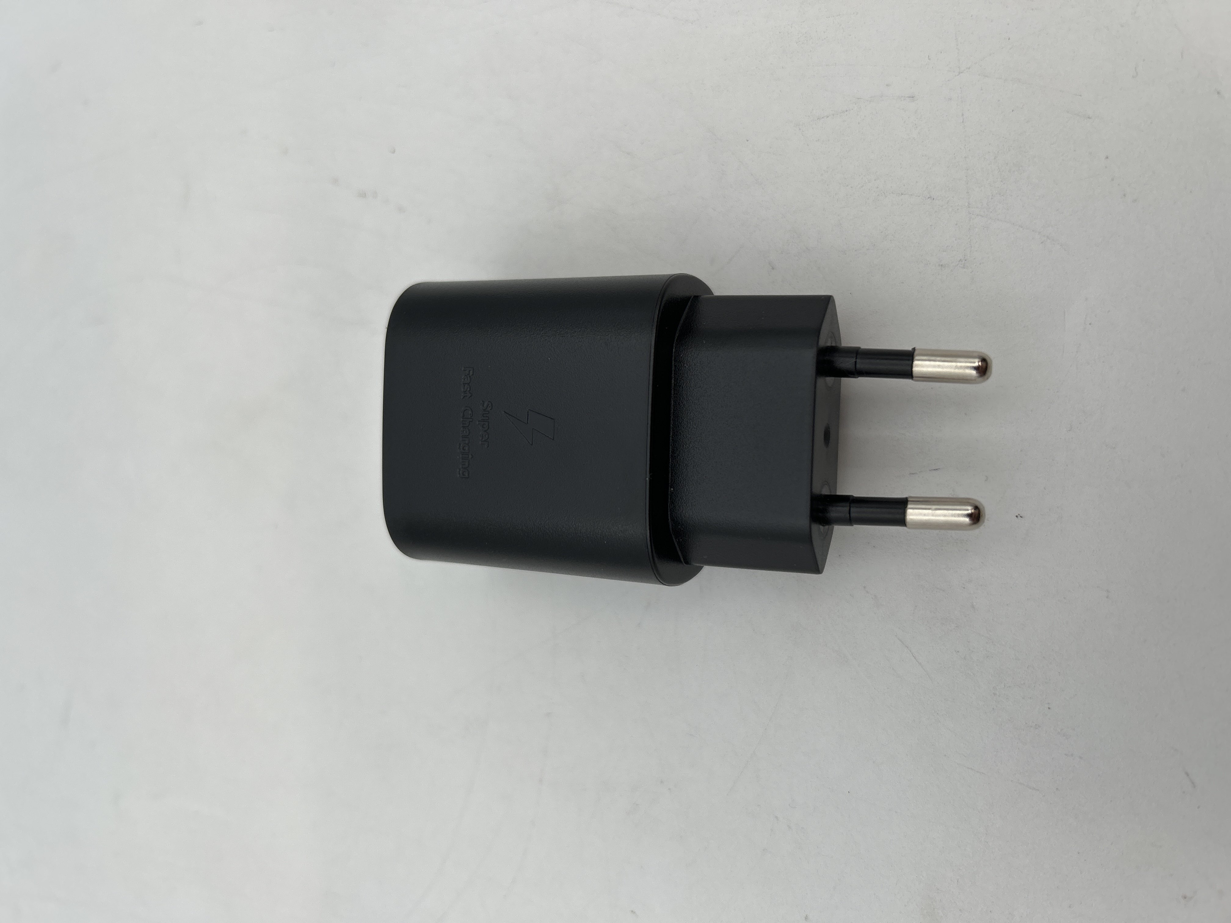 Billede fra myndighedens meddelelse af det tilbagekaldte produkt For S Amsung Super Fast Charging Type C Charging Cable Cord With 25W USB C Android. Årsag: OVERTRÆD.