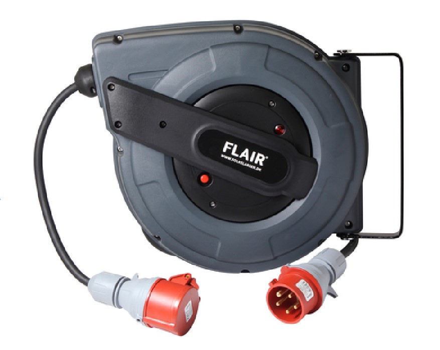Billede fra myndighedens meddelelse af det tilbagekaldte produkt FLAIR kabelopruller 20 m 5 x 1,5 mm2, med CEE-stik, IP44, model: 857020 (ZD250 5G1.5 20M). Årsag: OVERTRÆD.
