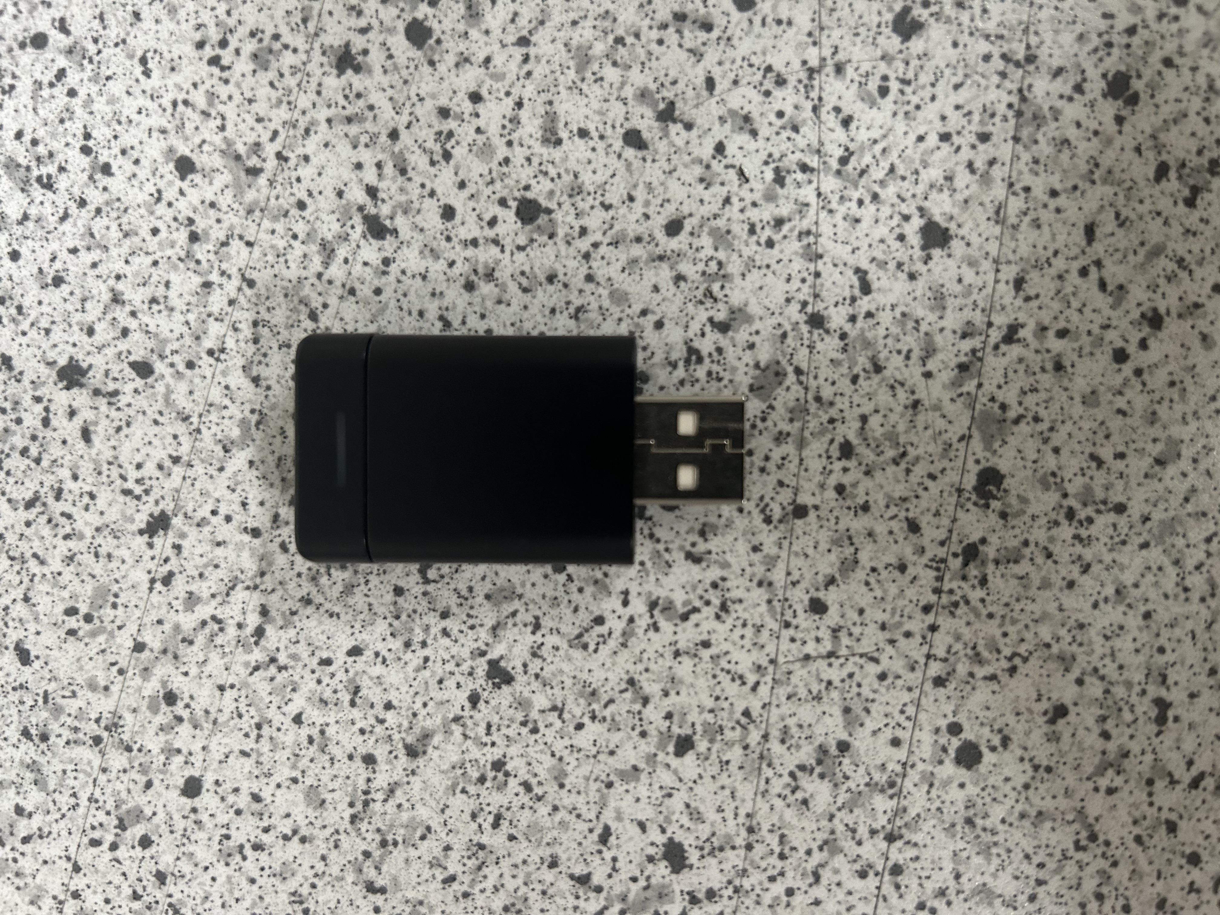 Billede fra myndighedens meddelelse af det tilbagekaldte produkt Carplay adapter QZT001. Årsag: OVERTRÆD.